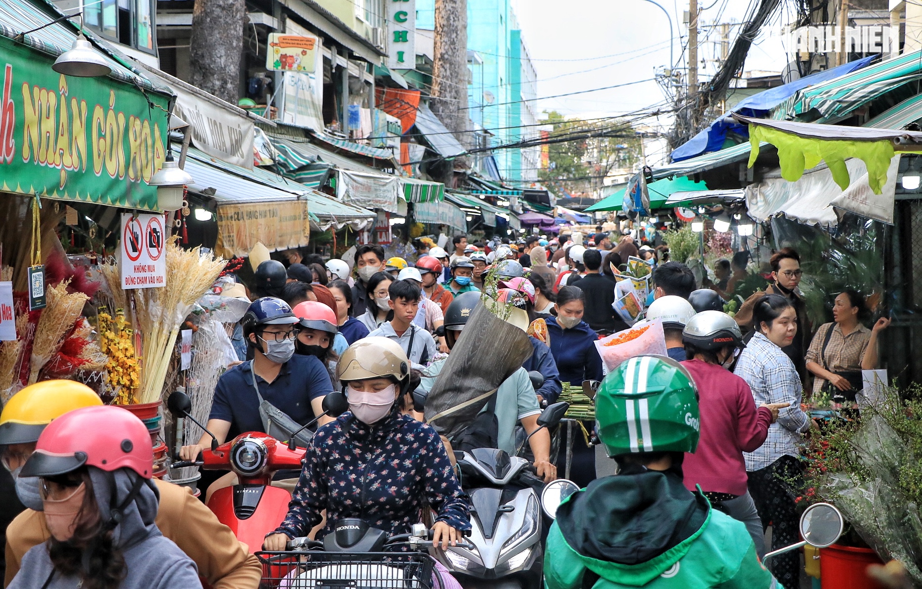 Chiều tối 26 tết: Chật k&iacute;n người đổ về chợ hoa lớn nhất TP.HCM - Ảnh 1.