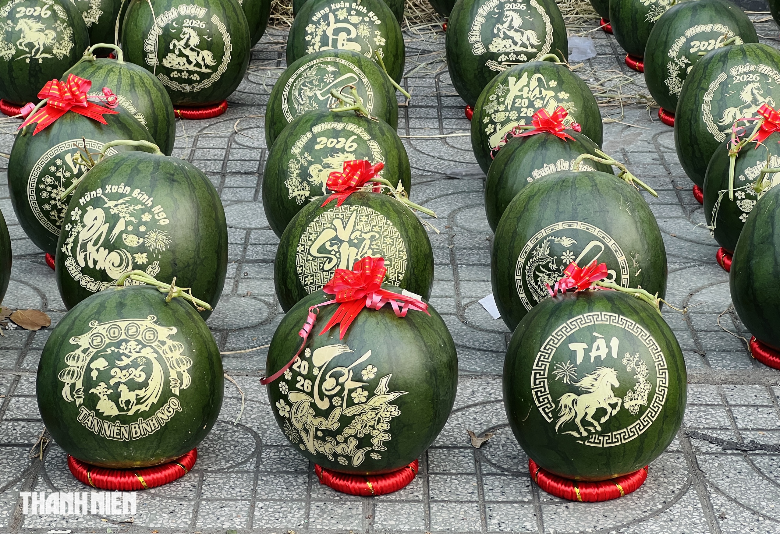 Hoa tết 2026 tr&agrave;n ngập đường phố TP.HCM: Người d&acirc;n th&iacute;ch l&agrave; 'gh&eacute; lựa' - Ảnh 8.