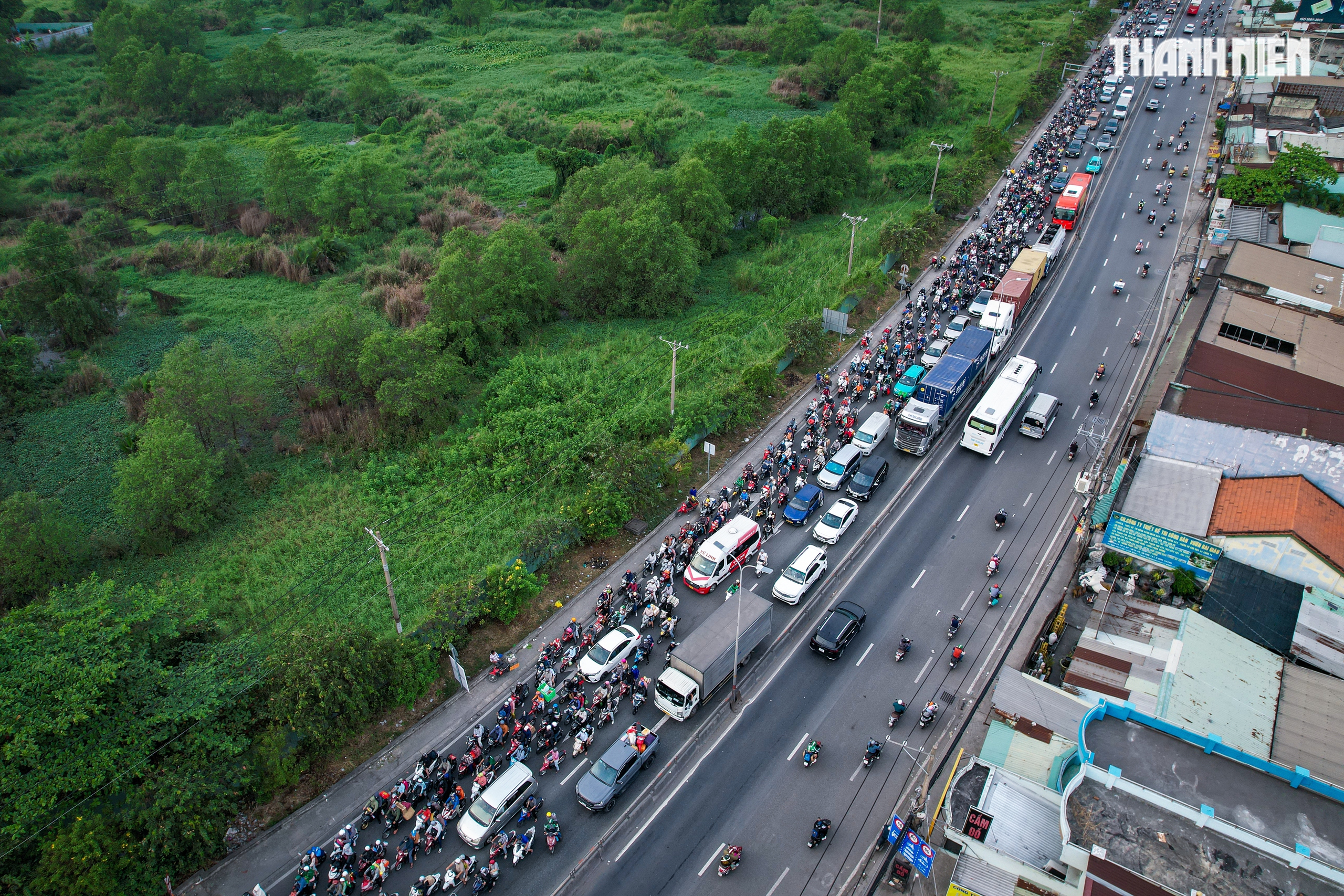Biển người nối nhau từ TP.HCM về miền T&acirc;y chiều 26 tết, khổ vẫn về qu&ecirc;- Ảnh 6.