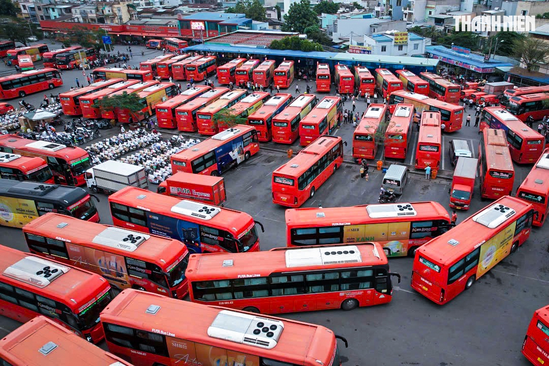 Biển người nối nhau từ TP.HCM về miền T&acirc;y chiều 26 tết, khổ vẫn về qu&ecirc;- Ảnh 17.