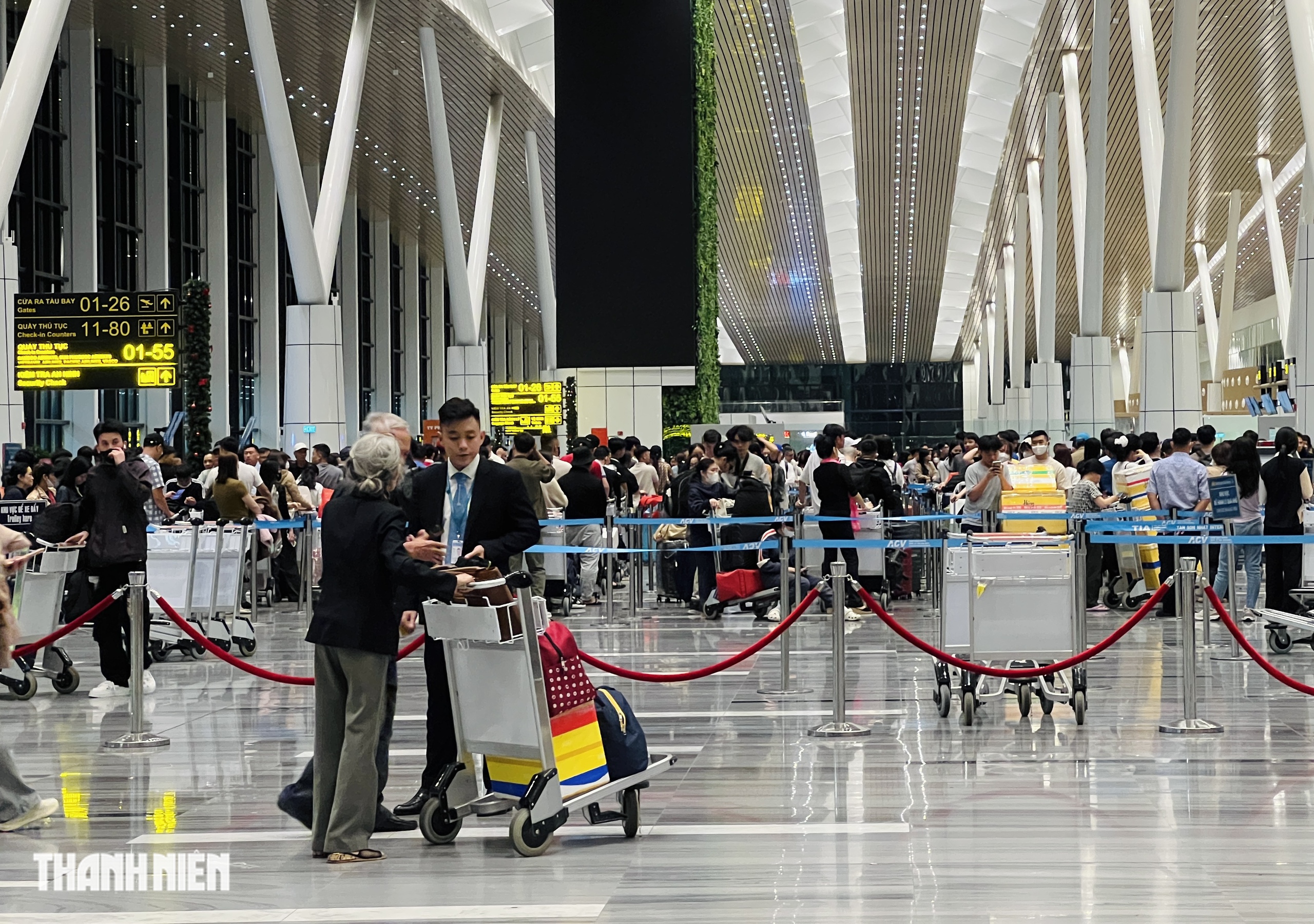 0 giờ ngày đầu nghỉ tết ở nhà ga T3: '15 phút là xong thủ tục' - Ảnh 4.