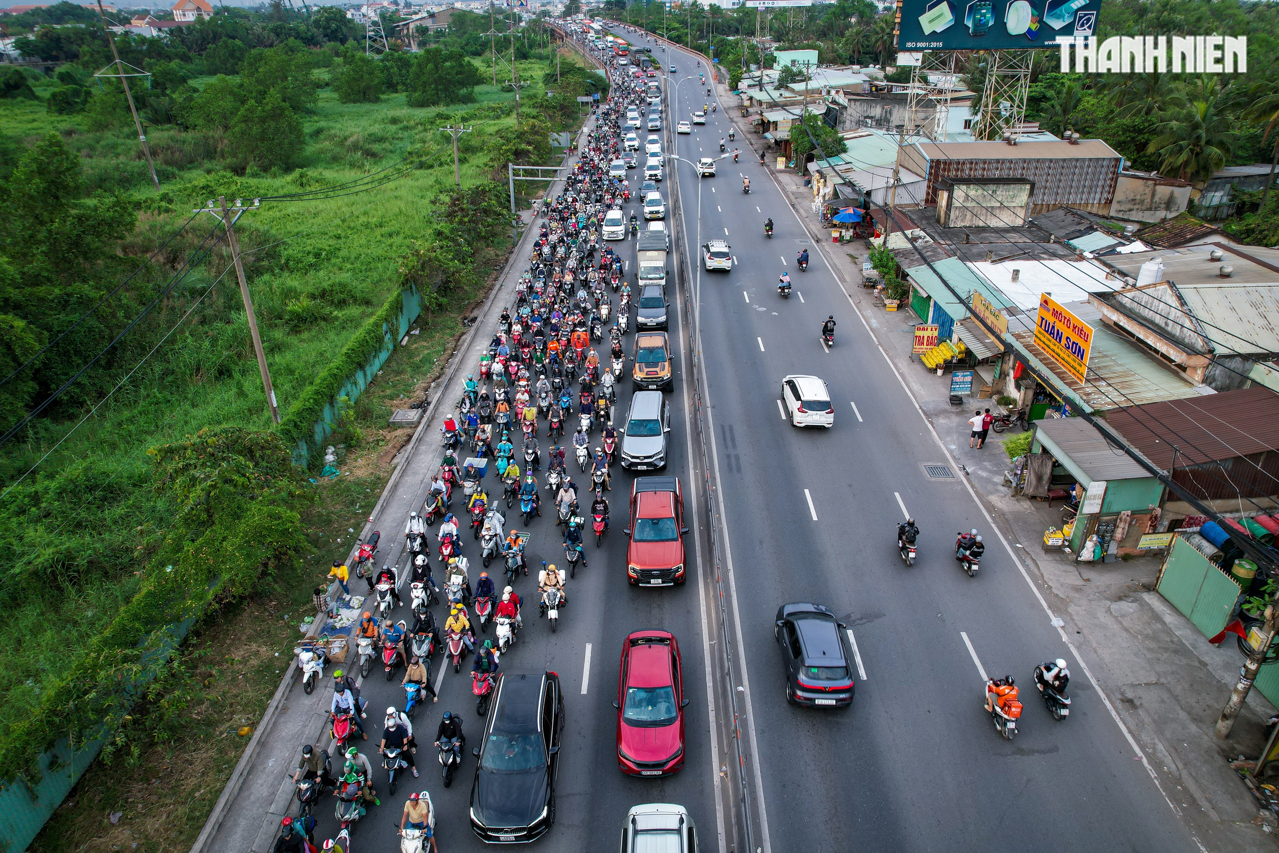 Biển người nối nhau từ TP.HCM về miền T&acirc;y chiều 26 tết, khổ vẫn về qu&ecirc;- Ảnh 1.