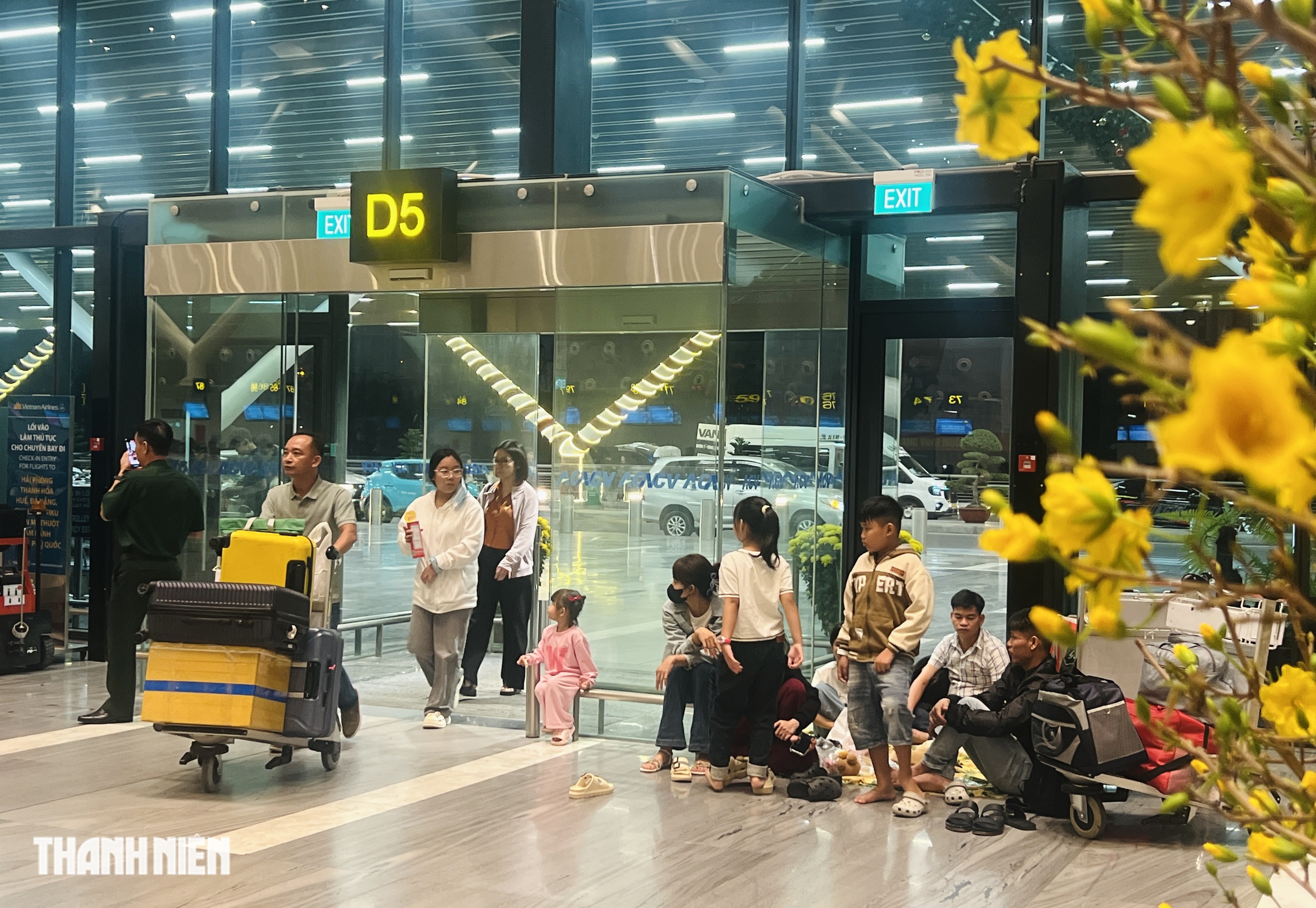 0 giờ ngày đầu nghỉ tết ở nhà ga T3: '15 phút là xong thủ tục' - Ảnh 1.