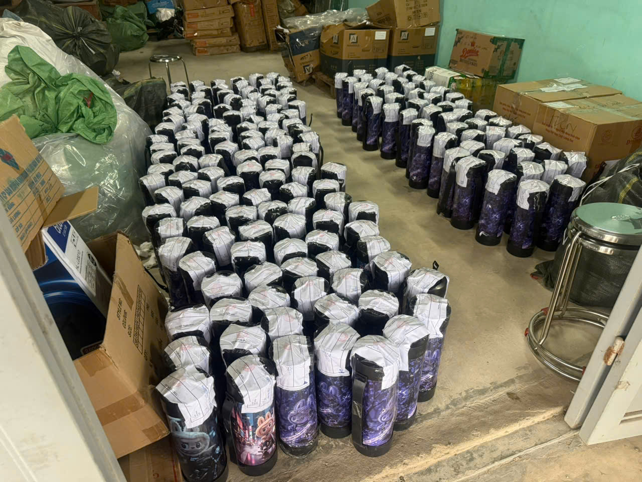 TP.Huế: Khởi tố các bị can trong đường dây buôn bán 'khí cười' trên mạng- Ảnh 2.