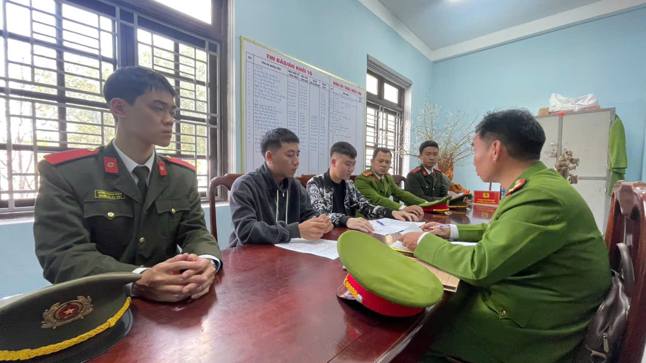 TP.Huế: Khởi tố các bị can trong đường dây buôn bán 'khí cười' trên mạng- Ảnh 1.