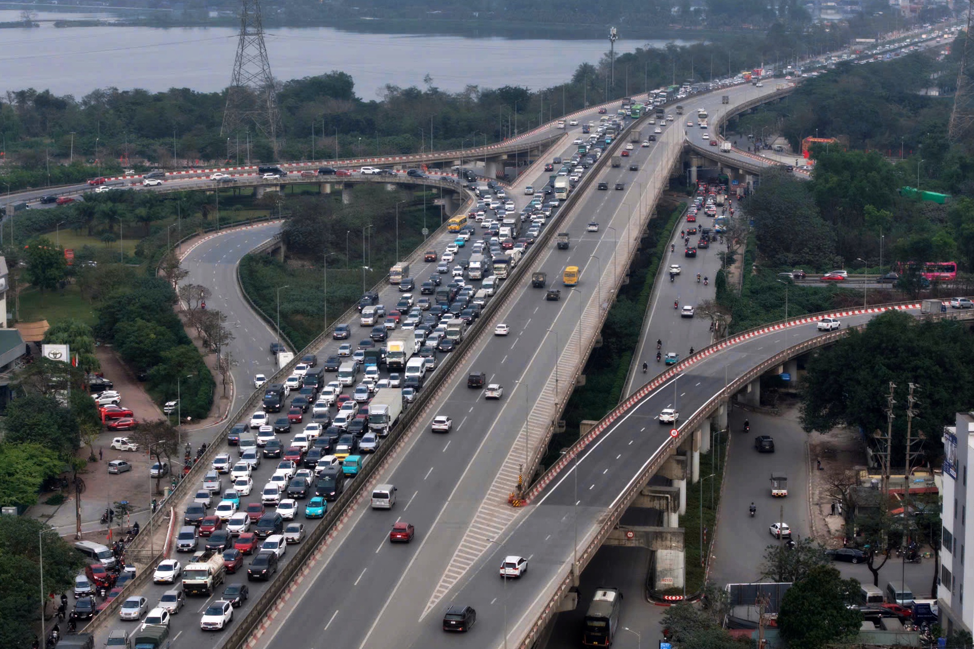 Người dân ùn ùn rời Hà Nội nghỉ tết, đường phố kẹt cứng- Ảnh 10. Người dân ùn ùn rời Hà Nội nghỉ tết, đường phố kẹt cứng- Ảnh 10.