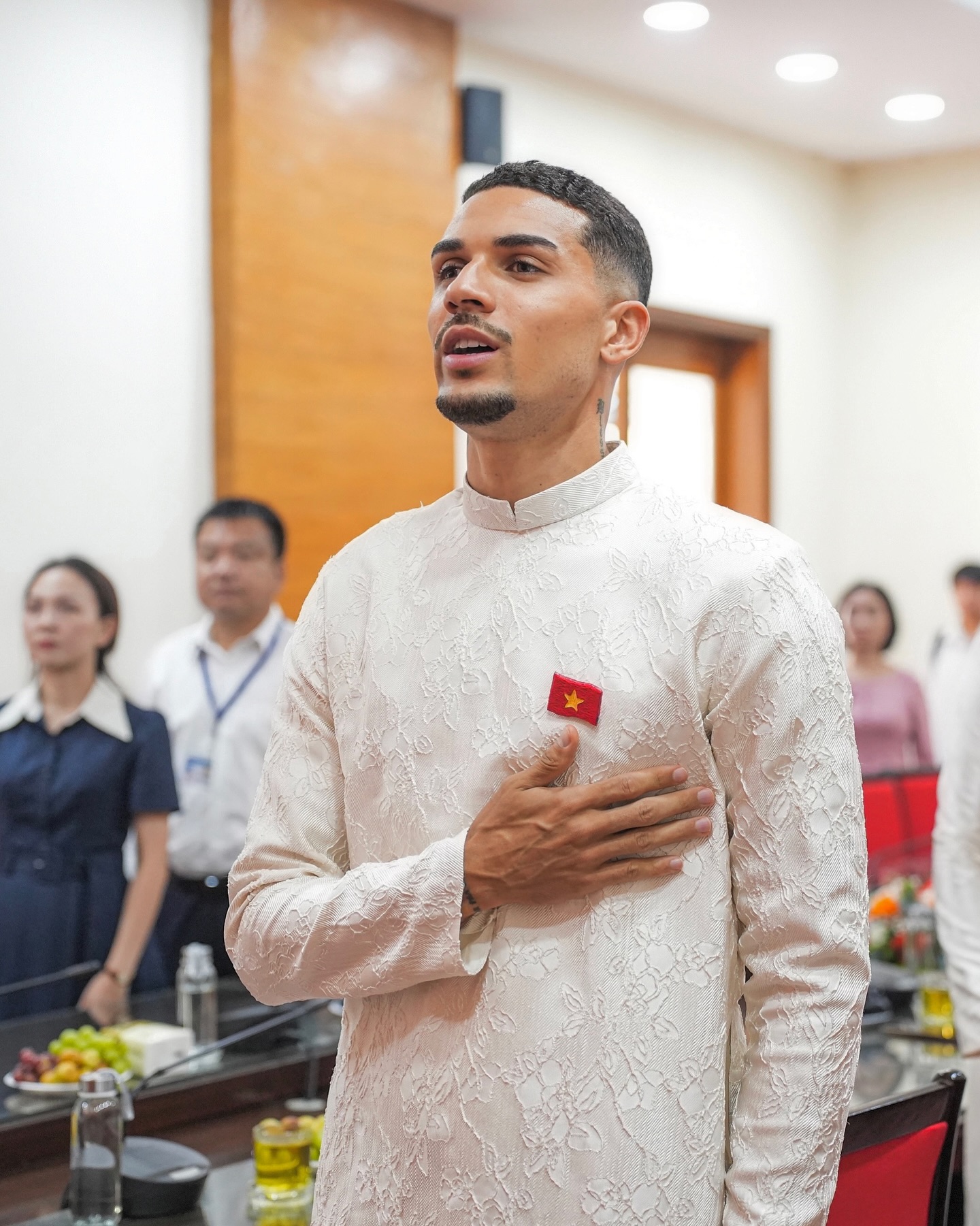 Đỗ Ho&agrave;ng H&ecirc;n: 'T&ocirc;i muốn kho&aacute;c &aacute;o đội tuyển Việt Nam, c&ugrave;ng Xu&acirc;n Son đấu Malaysia'- Ảnh 5.