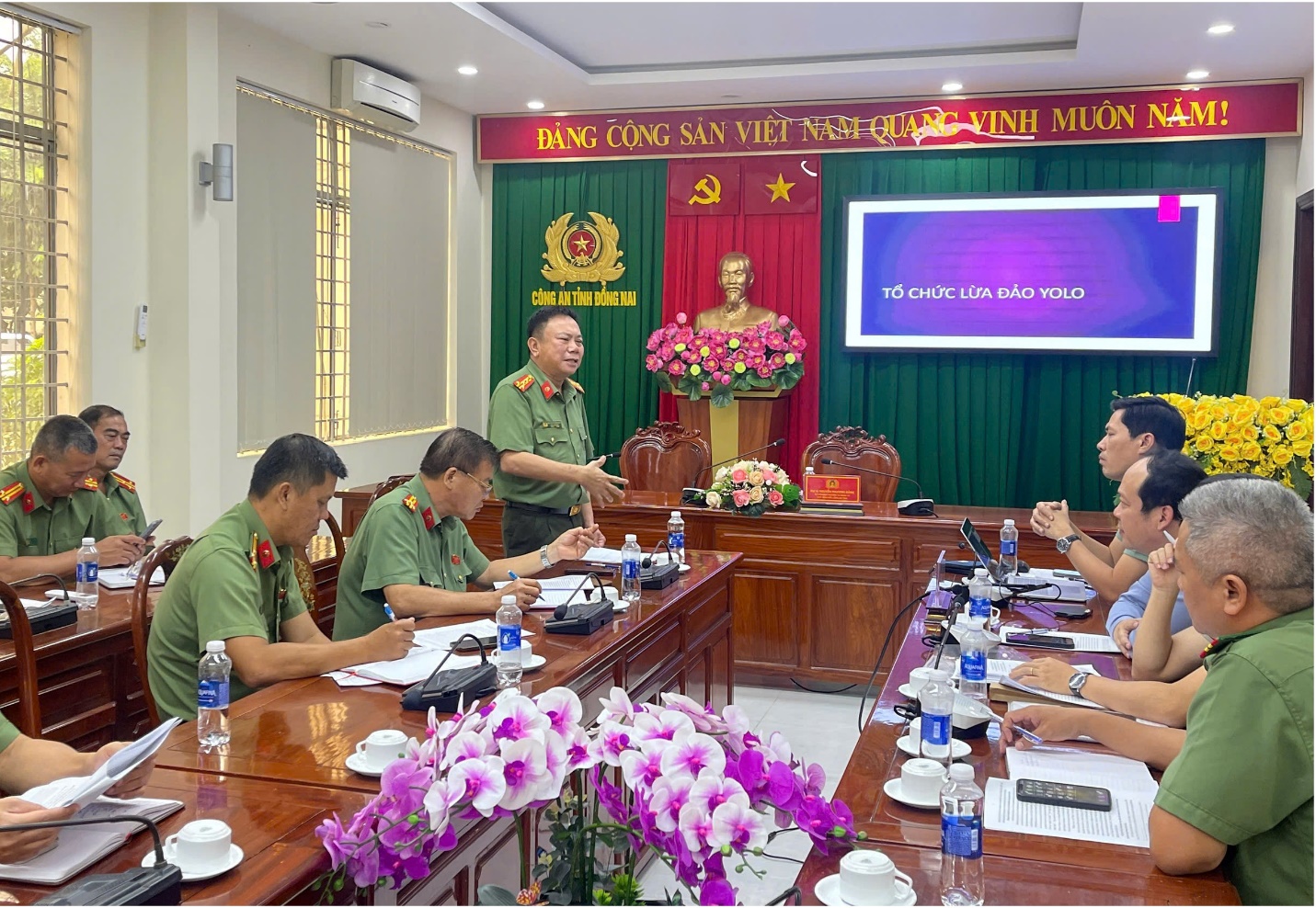 Triệt phá đường dây lừa đảo hơn 2.500 tỉ đồng, hoạt động ở Campuchia - Ảnh 2.