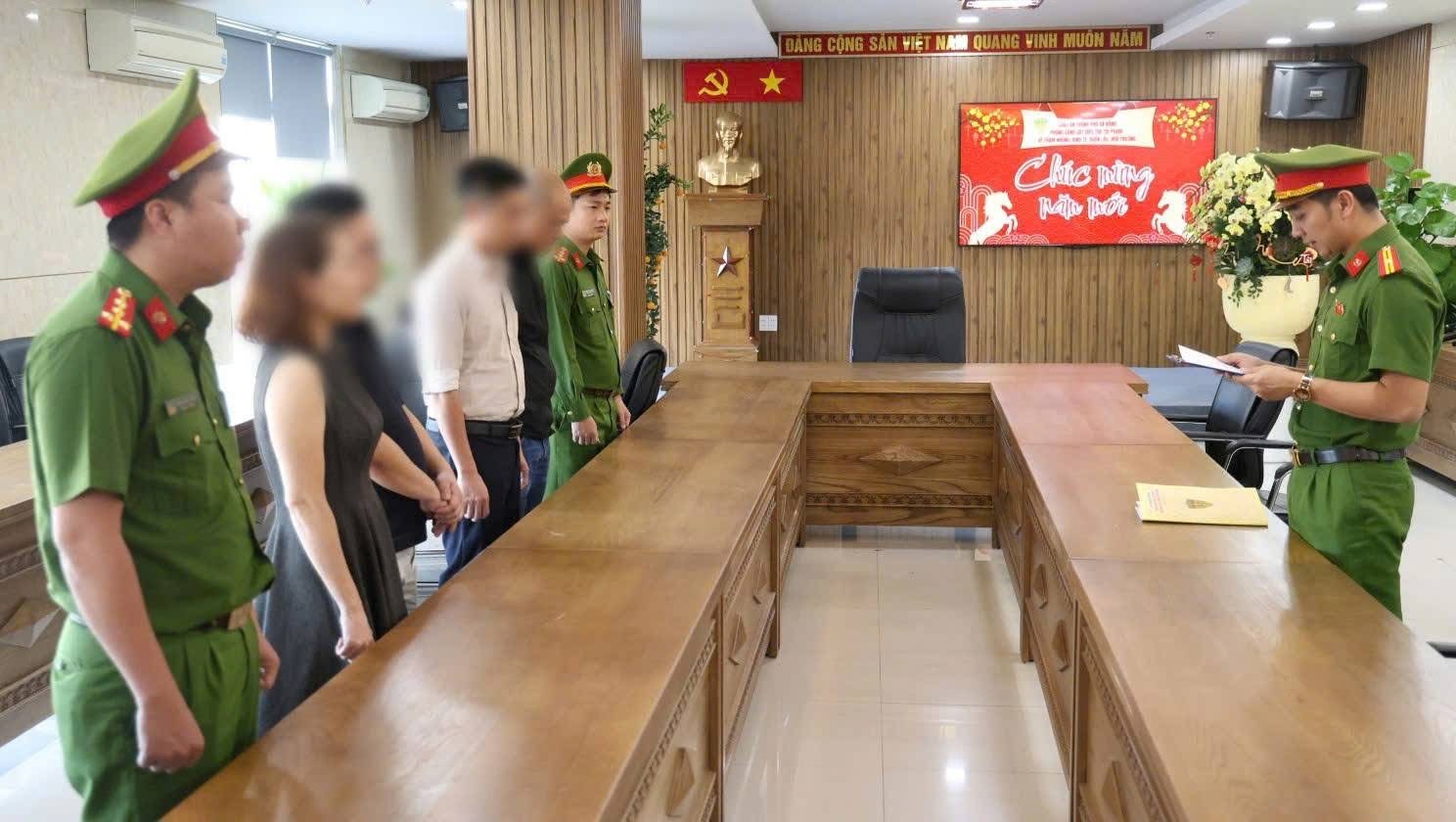 Cán bộ thuế bị bắt vì cầm đầu đường dây mua bán hóa đơn trăm tỉ- Ảnh 1.