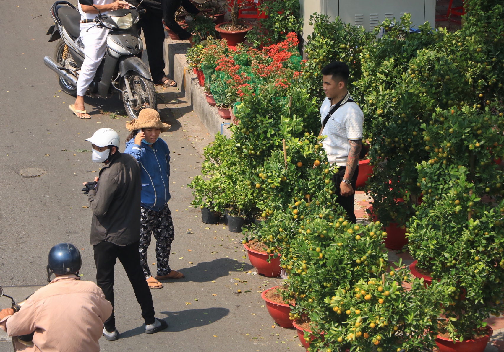 Nỗi niềm hoa tết ở TP.HCM: Kh&ocirc;ng h&eacute;t gi&aacute;, mong về miền T&acirc;y kịp đ&ecirc;m giao thừa - Ảnh 4.