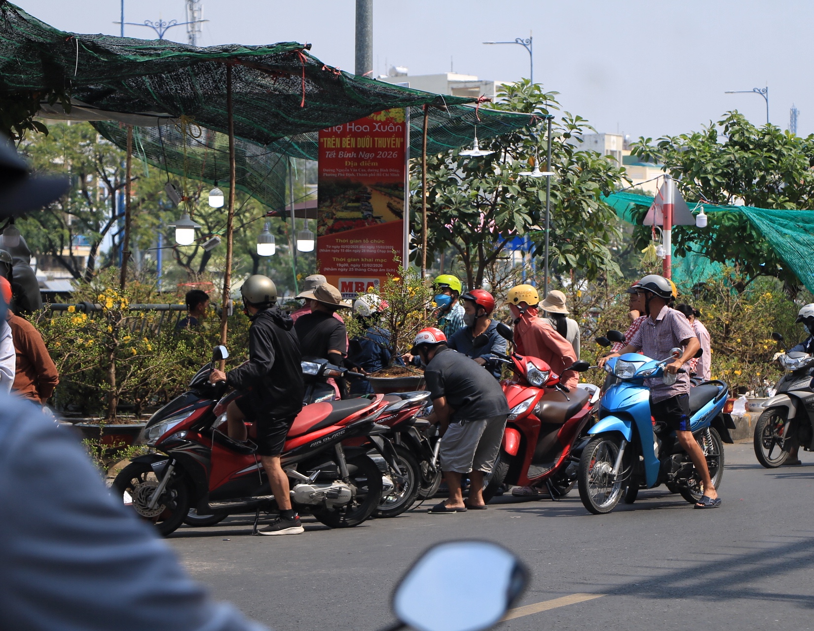 Nỗi niềm hoa tết ở TP.HCM: Kh&ocirc;ng h&eacute;t gi&aacute;, mong về miền T&acirc;y kịp đ&ecirc;m giao thừa - Ảnh 5.