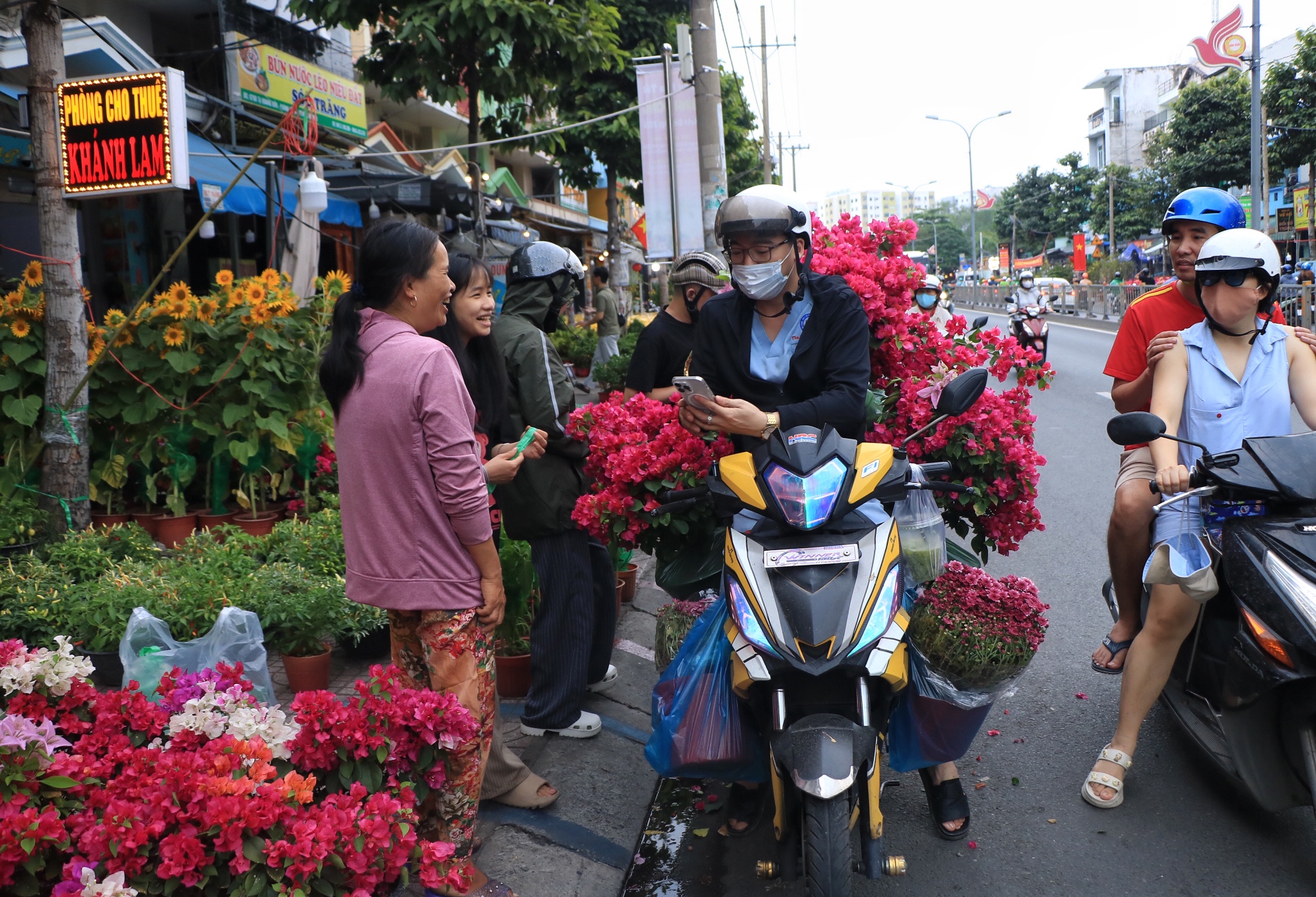 Nỗi niềm hoa tết ở TP.HCM: Kh&ocirc;ng h&eacute;t gi&aacute;, mong về miền T&acirc;y kịp đ&ecirc;m giao thừa - Ảnh 2.