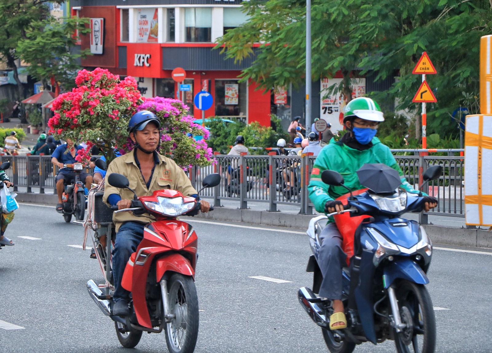 Đường phố TP.HCM ngày làm việc cuối cùng trước nghỉ tết: Người người 'chở tết về nhà' - Ảnh 5.