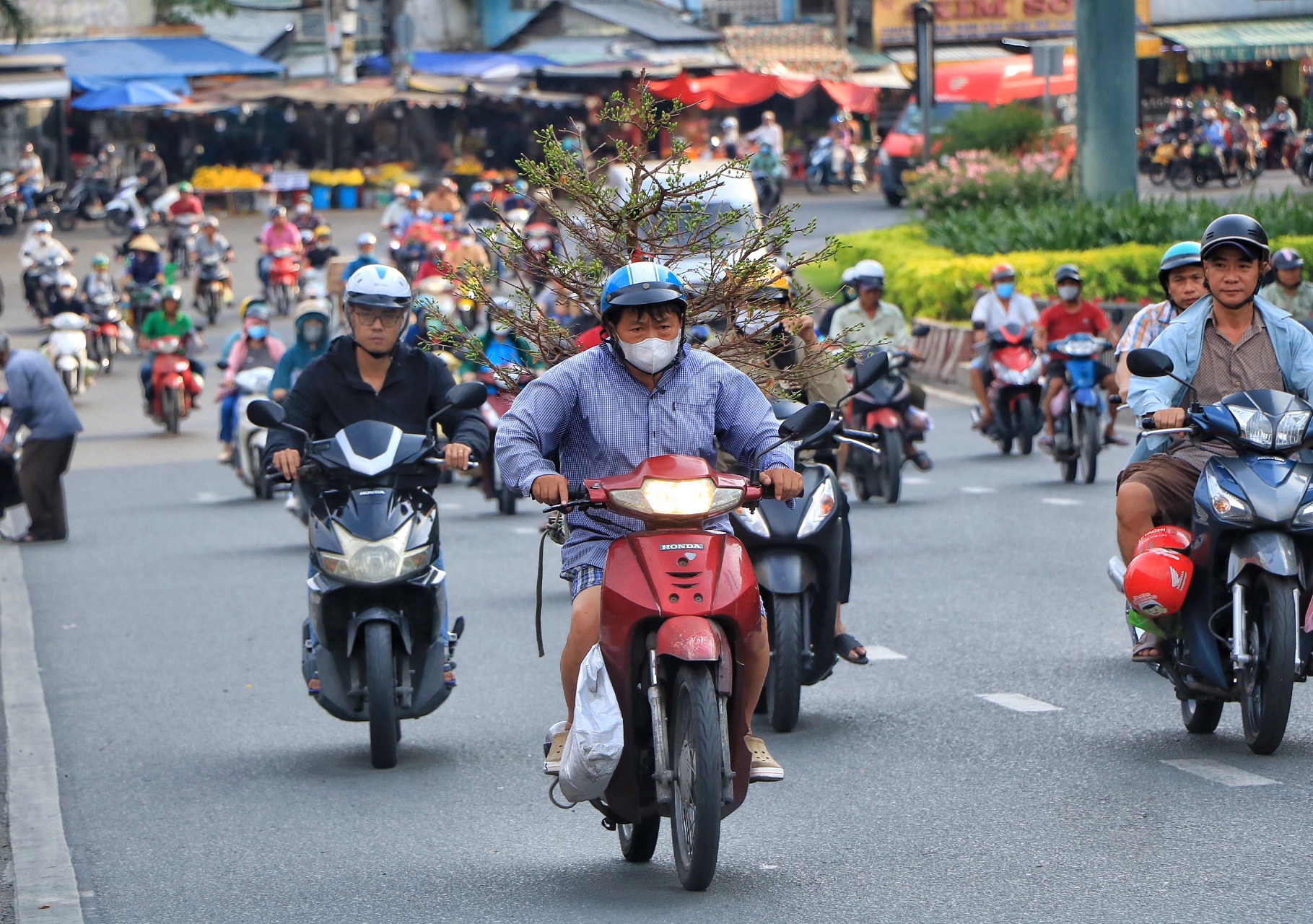 Đường phố TP.HCM ngày làm việc cuối cùng trước nghỉ tết: Người người 'chở tết về nhà' - Ảnh 12.