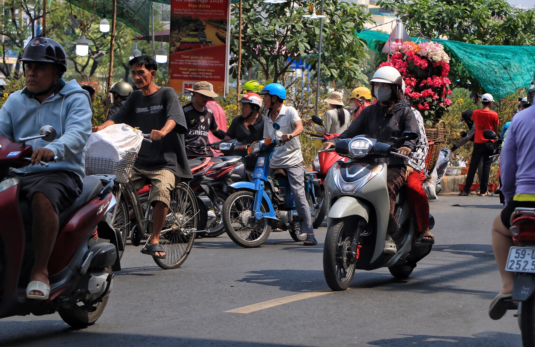 Đường phố TP.HCM ngày làm việc cuối cùng trước nghỉ tết: Người người 'chở tết về nhà' - Ảnh 8.