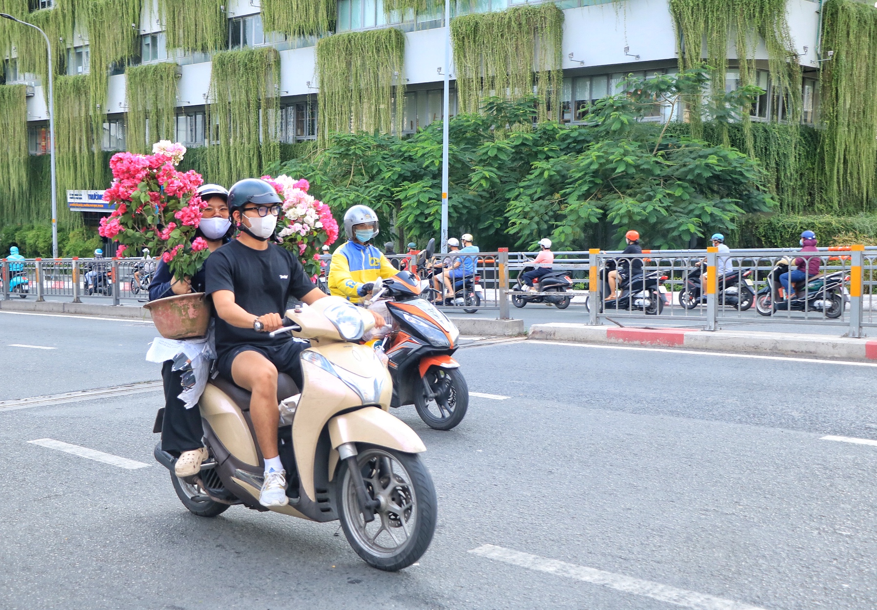 Đường phố TP.HCM ngày làm việc cuối cùng trước nghỉ tết: Người người 'chở tết về nhà' - Ảnh 9.