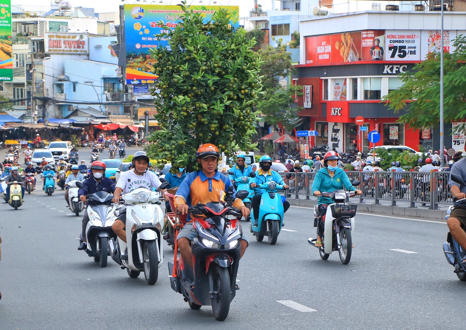Đường phố TP.HCM ngày làm việc cuối cùng trước nghỉ tết: Người người 'chở tết về nhà' - Ảnh 7.