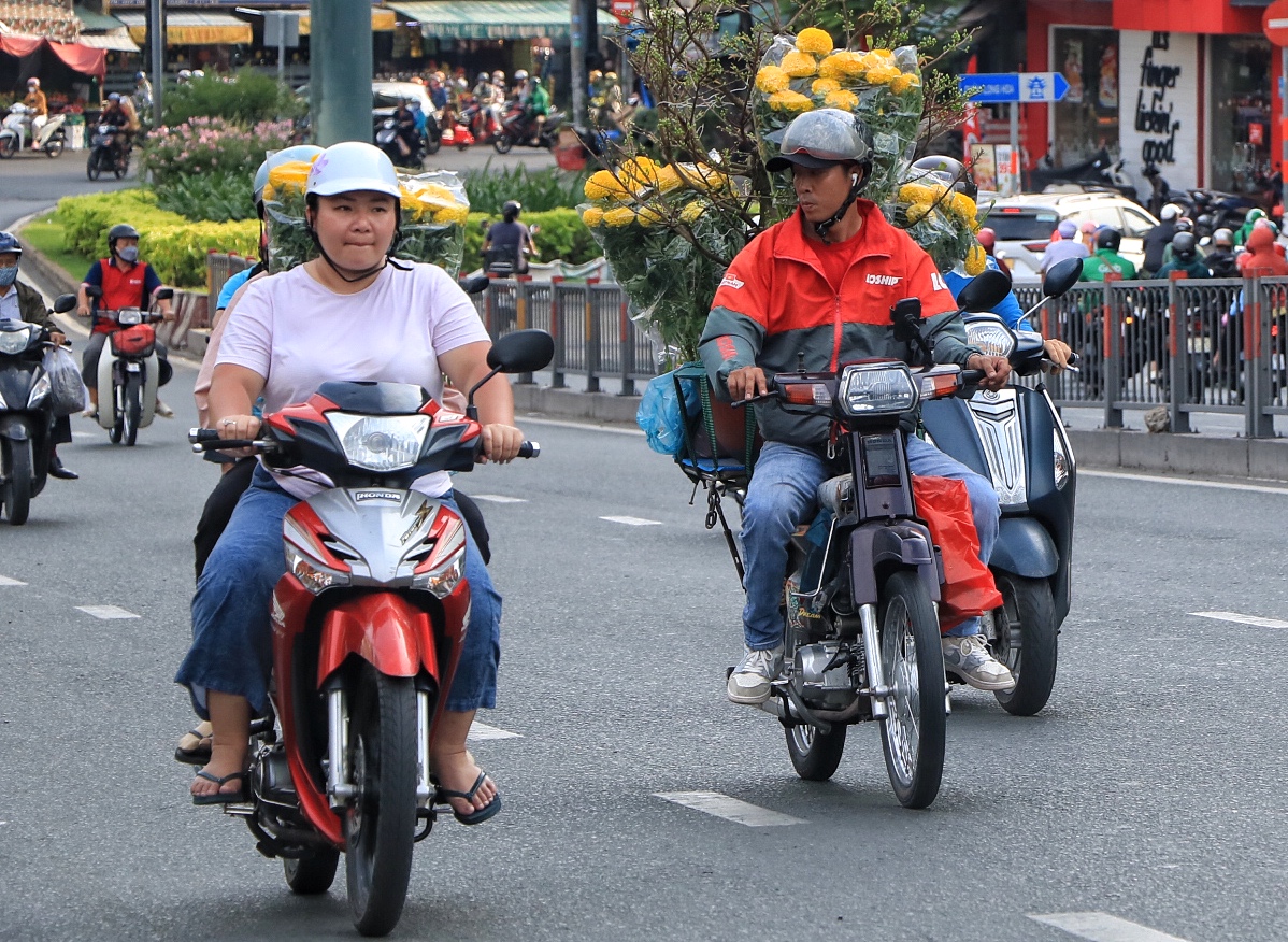 Đường phố TP.HCM ngày làm việc cuối cùng trước nghỉ tết: Người người 'chở tết về nhà' - Ảnh 6.