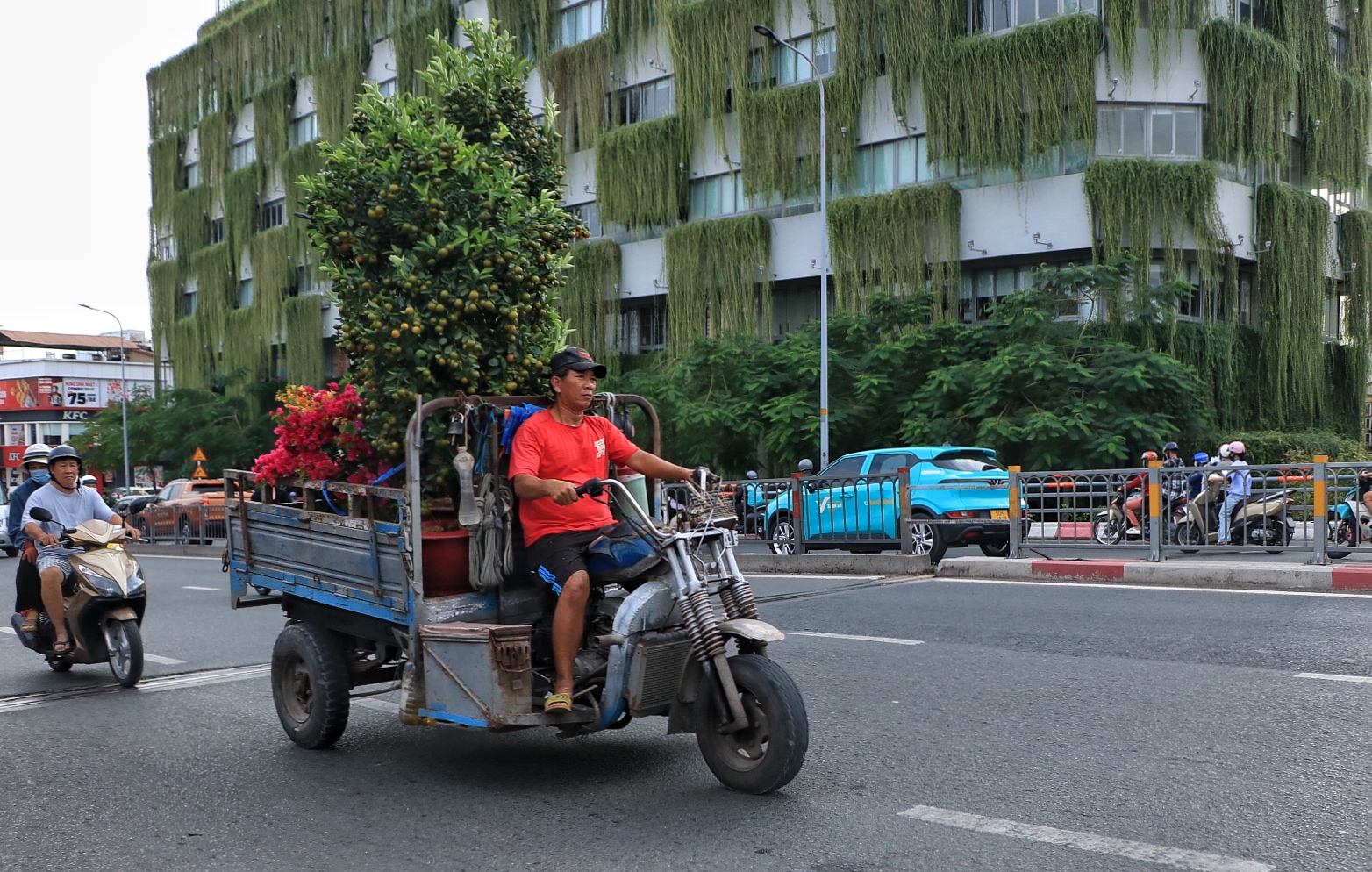 Đường phố TP.HCM ngày làm việc cuối cùng trước nghỉ tết: Người người 'chở tết về nhà' - Ảnh 11.