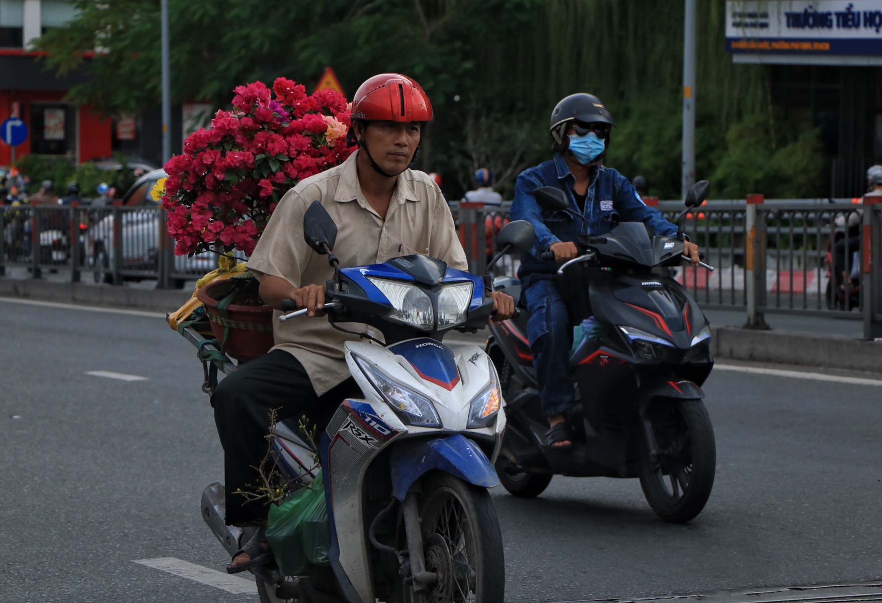 Đường phố TP.HCM ngày làm việc cuối cùng trước nghỉ tết: Người người 'chở tết về nhà' - Ảnh 10.