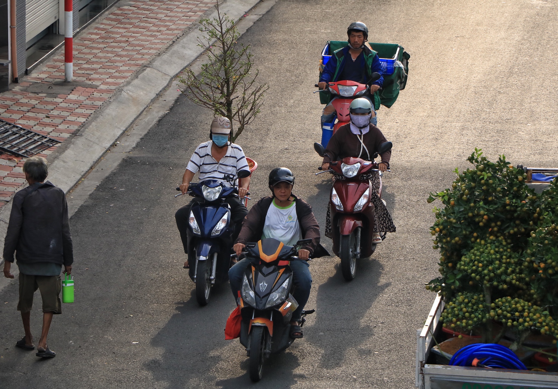 Đường phố TP.HCM ngày làm việc cuối cùng trước nghỉ tết: Người người 'chở tết về nhà' - Ảnh 4.