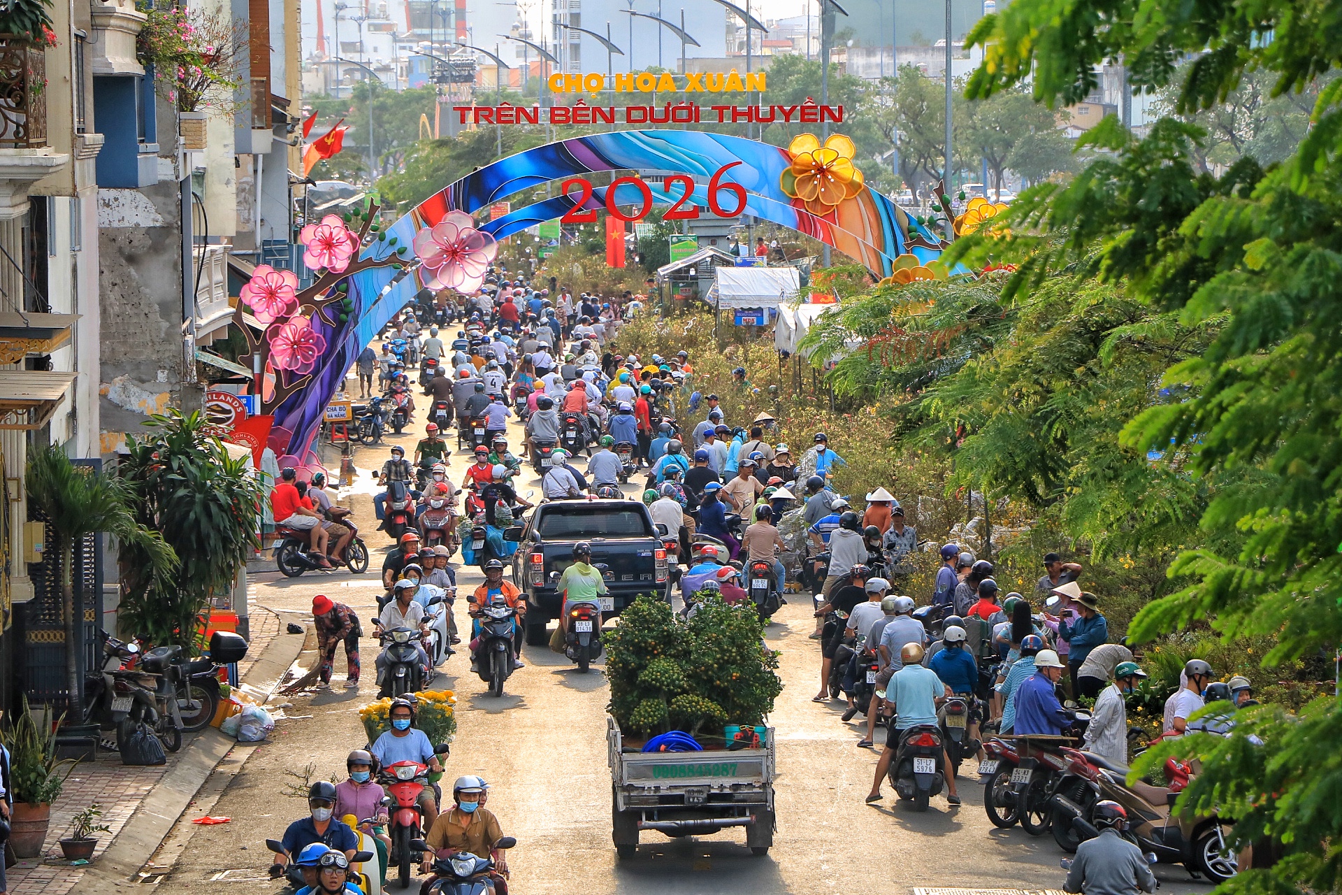 Đường phố TP.HCM ngày làm việc cuối cùng trước nghỉ tết: Người người 'chở tết về nhà' - Ảnh 2.