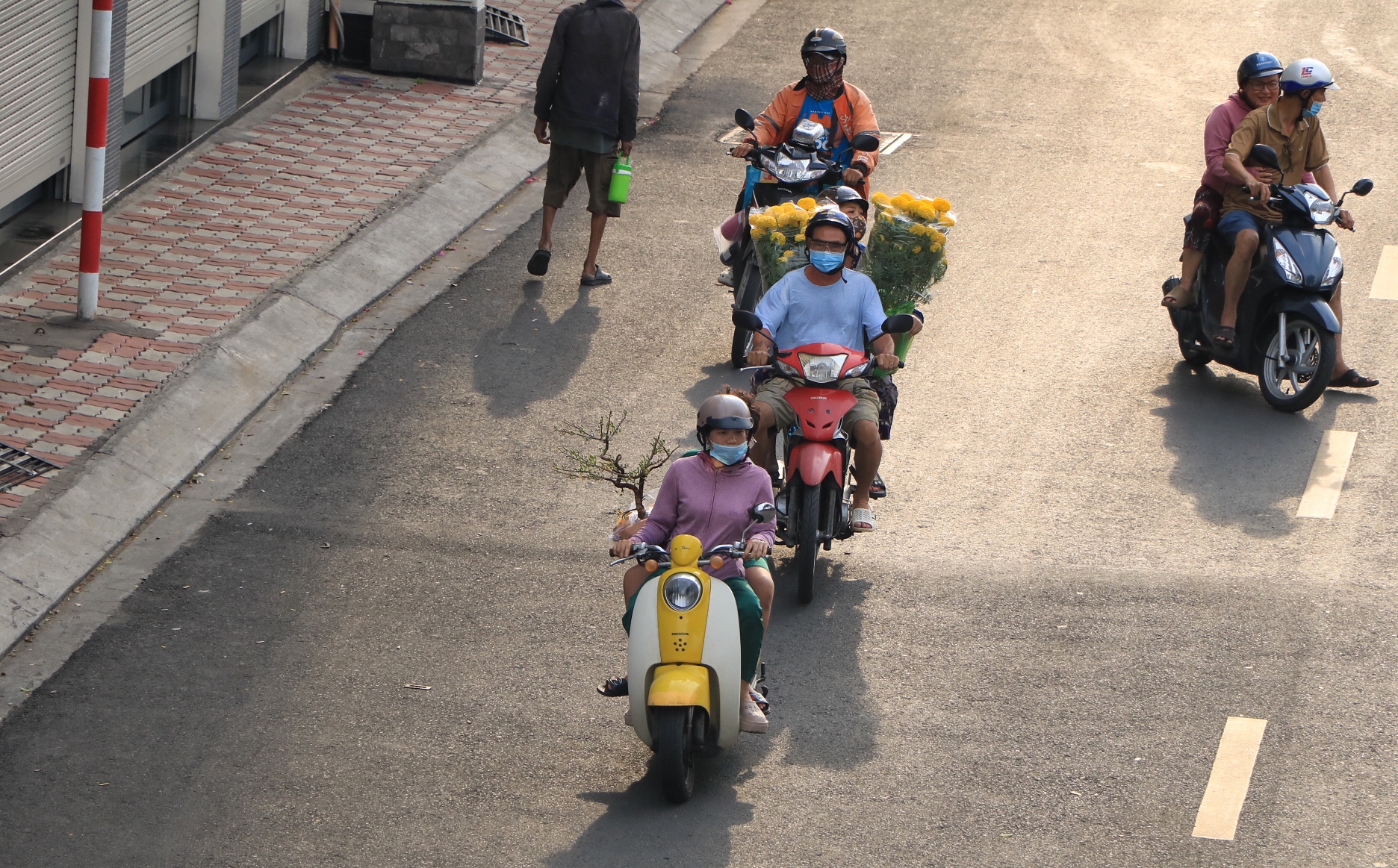 Đường phố TP.HCM ngày làm việc cuối cùng trước nghỉ tết: Người người 'chở tết về nhà' - Ảnh 1.