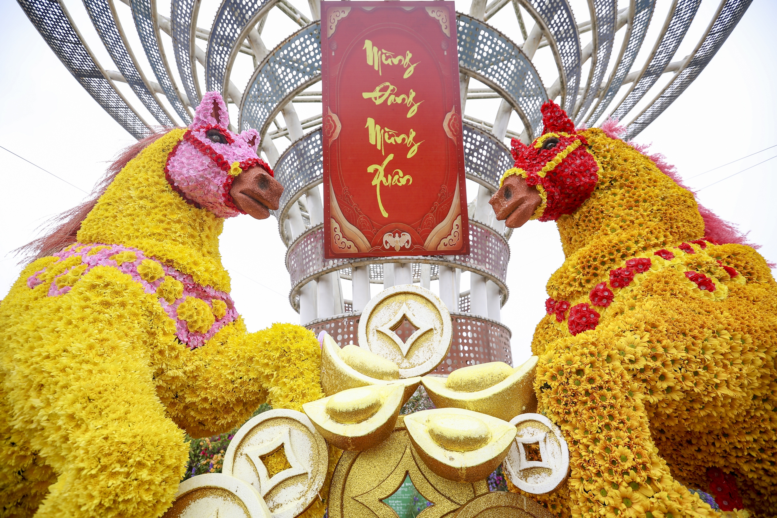 Ngắm d&agrave;n linh vật ngựa độc đ&aacute;o đ&oacute;n xu&acirc;n B&iacute;nh Ngọ 2026 ở H&agrave; Nội- Ảnh 2.