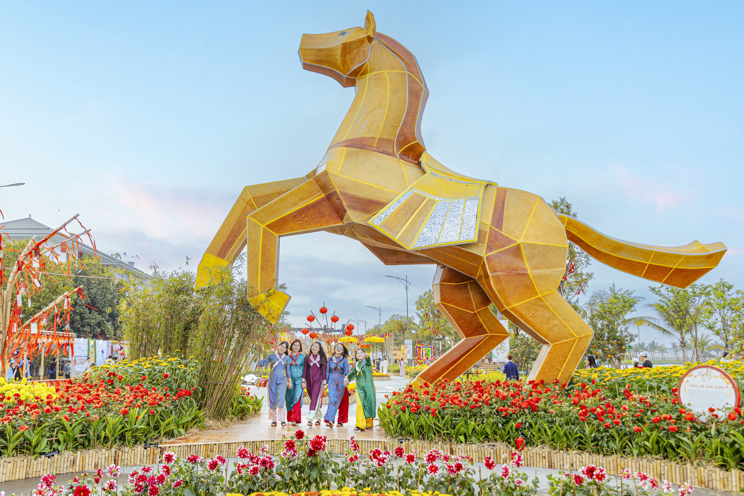 Ngắm d&agrave;n linh vật ngựa độc đ&aacute;o đ&oacute;n xu&acirc;n B&iacute;nh Ngọ 2026 ở H&agrave; Nội- Ảnh 6.