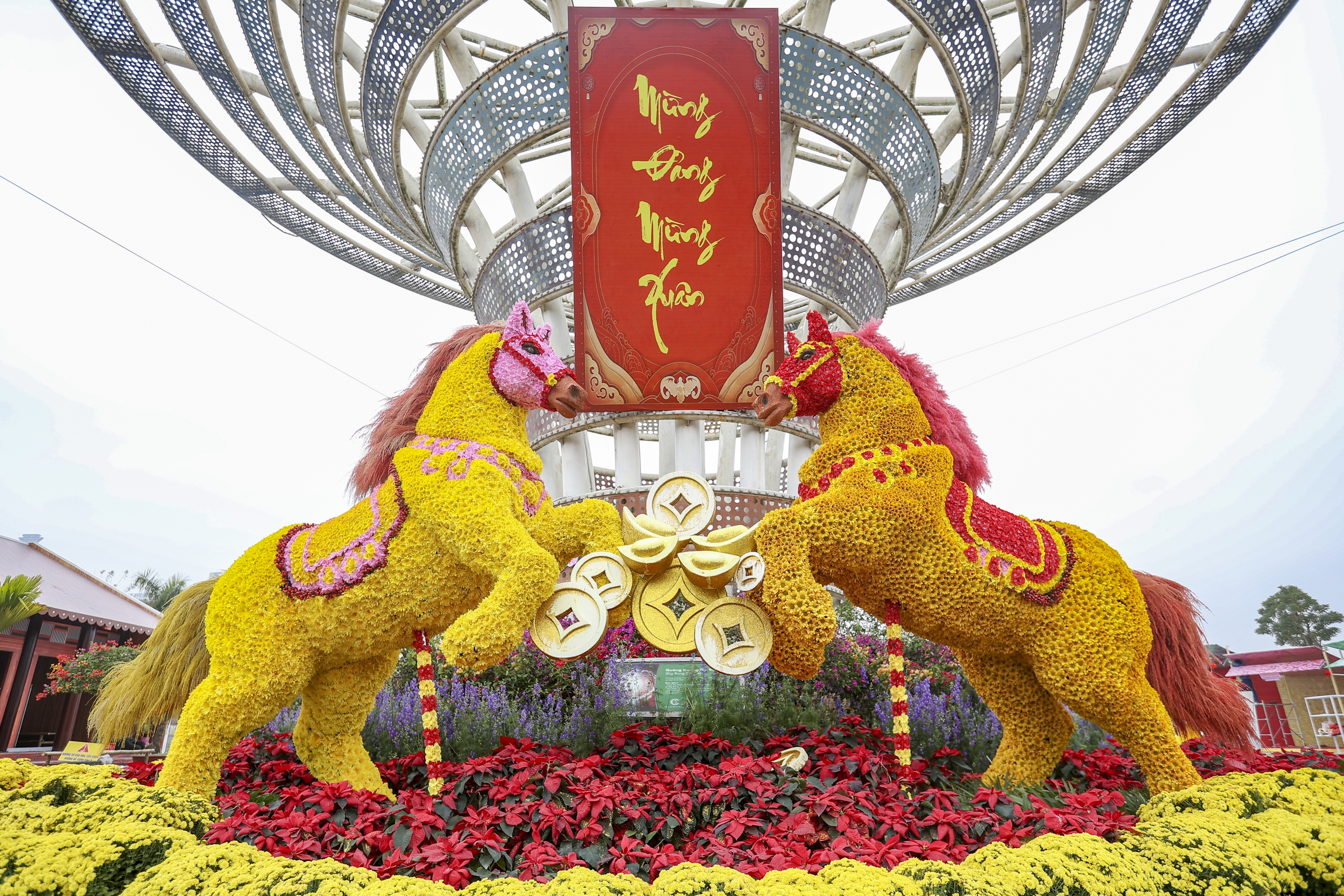 Ngắm d&agrave;n linh vật ngựa độc đ&aacute;o đ&oacute;n xu&acirc;n B&iacute;nh Ngọ 2026 ở H&agrave; Nội- Ảnh 1.