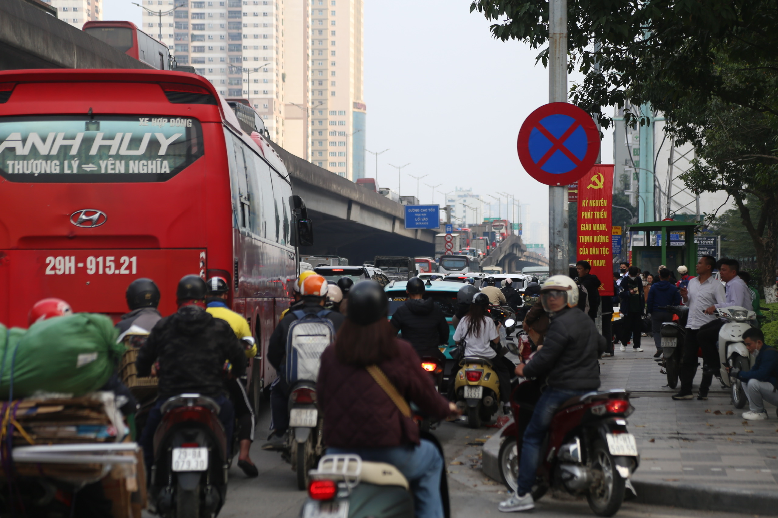Người dân ùn ùn rời Hà Nội nghỉ tết, đường phố kẹt cứng- Ảnh 2. Người dân ùn ùn rời Hà Nội nghỉ tết, đường phố kẹt cứng- Ảnh 2.