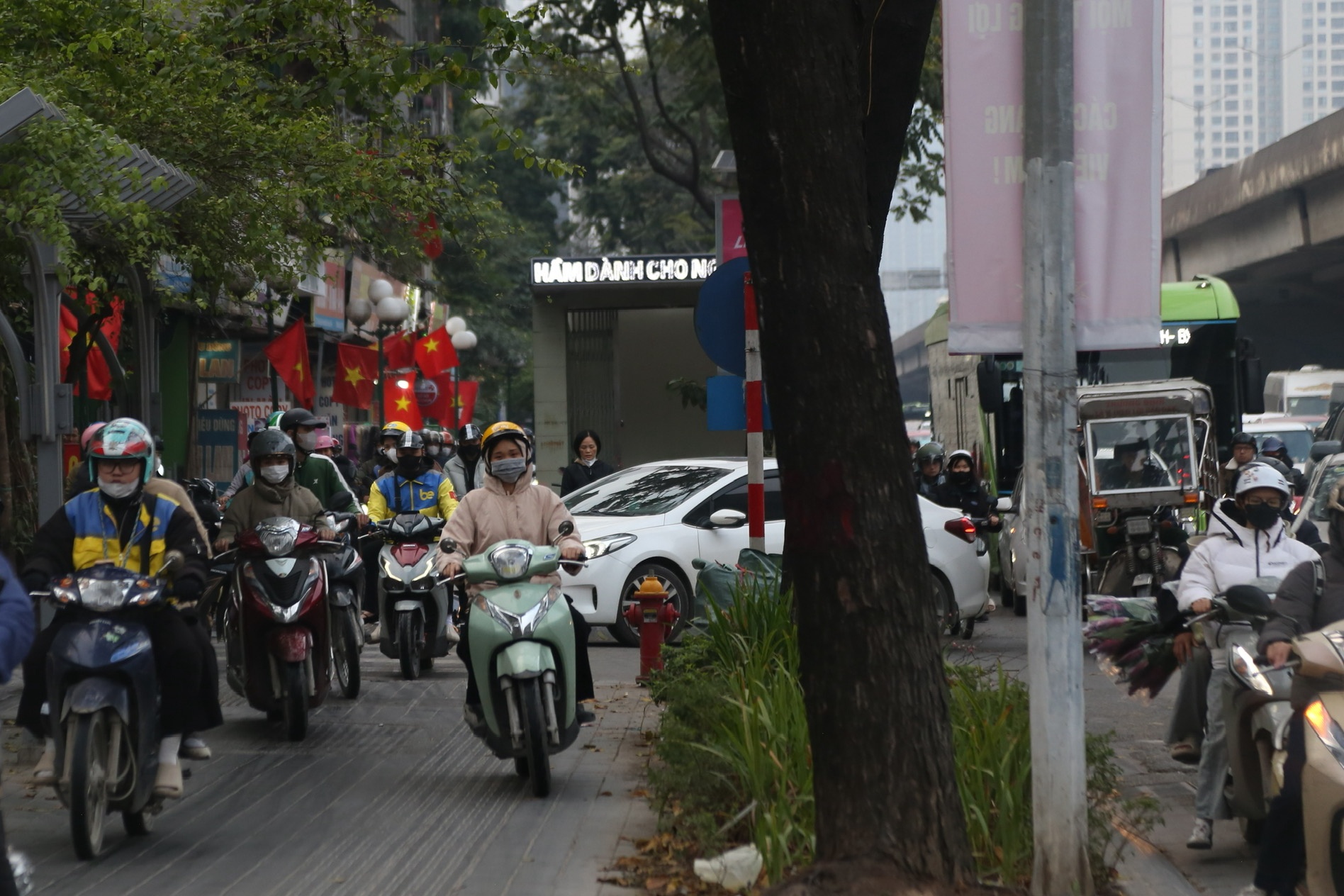 Người dân ùn ùn rời Hà Nội nghỉ tết, đường phố kẹt cứng- Ảnh 8. Người dân ùn ùn rời Hà Nội nghỉ tết, đường phố kẹt cứng- Ảnh 8.