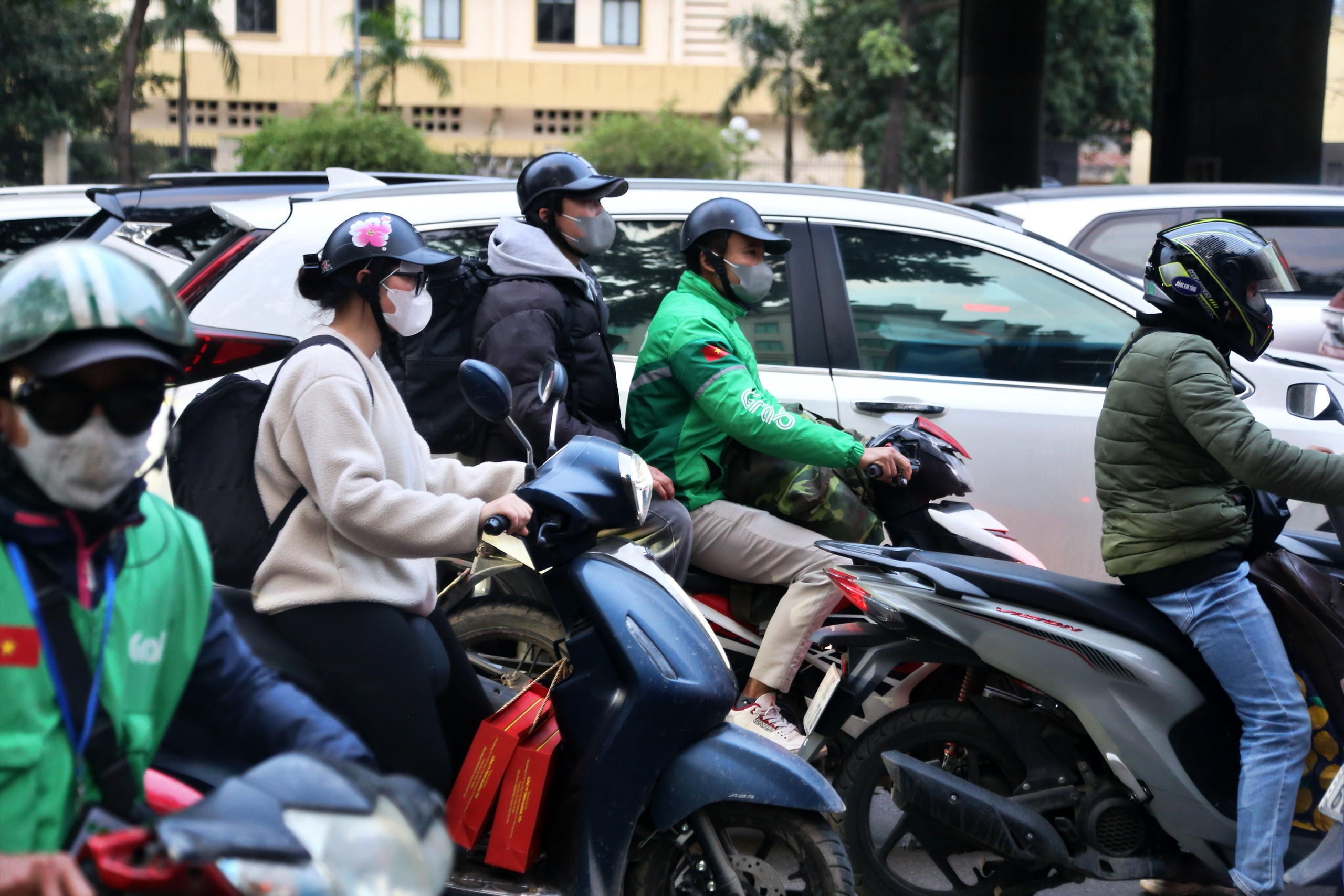 Người dân ùn ùn rời Hà Nội nghỉ tết, đường phố kẹt cứng- Ảnh 3. Người dân ùn ùn rời Hà Nội nghỉ tết, đường phố kẹt cứng- Ảnh 3.