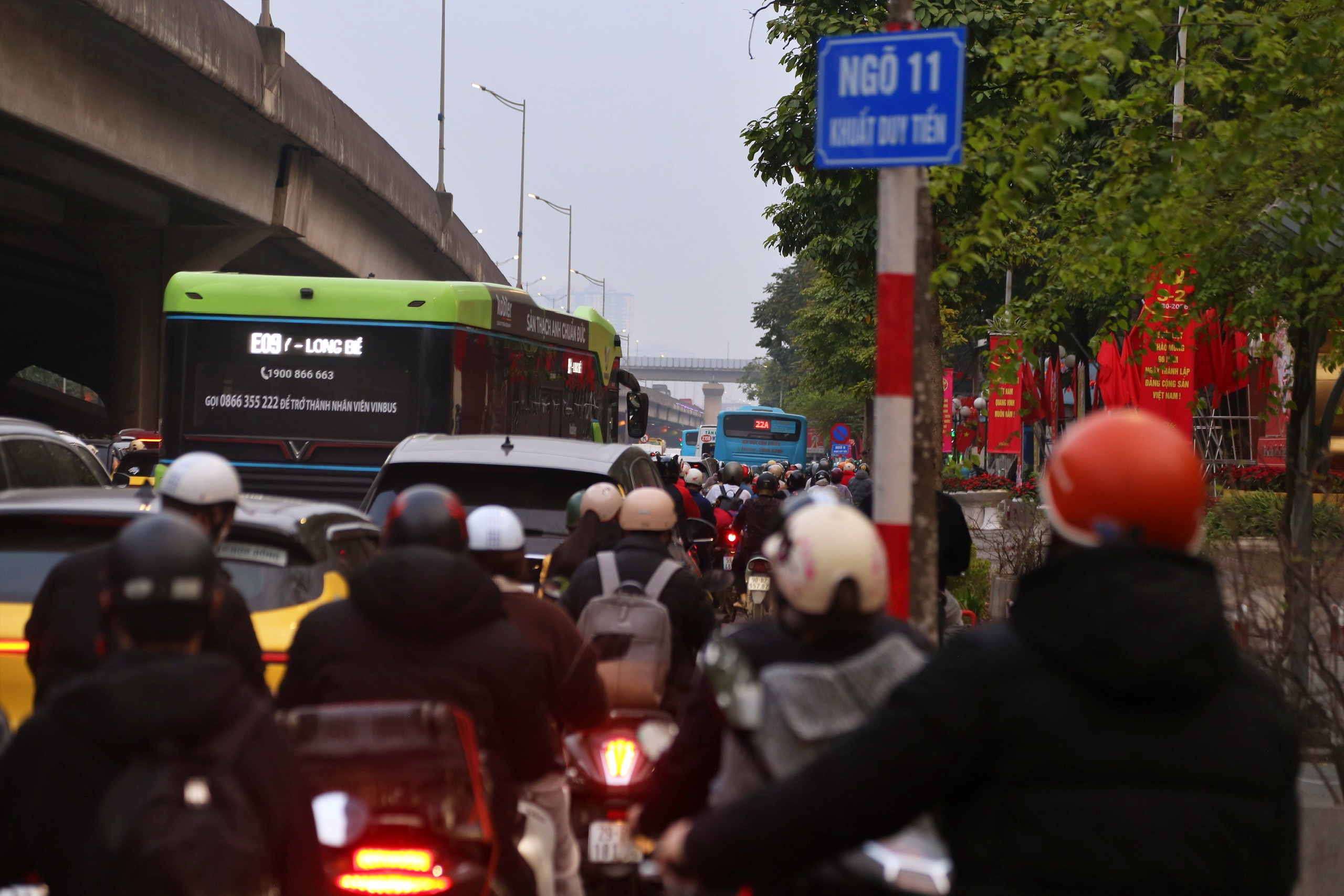 Người dân ùn ùn rời Hà Nội nghỉ tết, đường phố kẹt cứng- Ảnh 6. Người dân ùn ùn rời Hà Nội nghỉ tết, đường phố kẹt cứng- Ảnh 6.