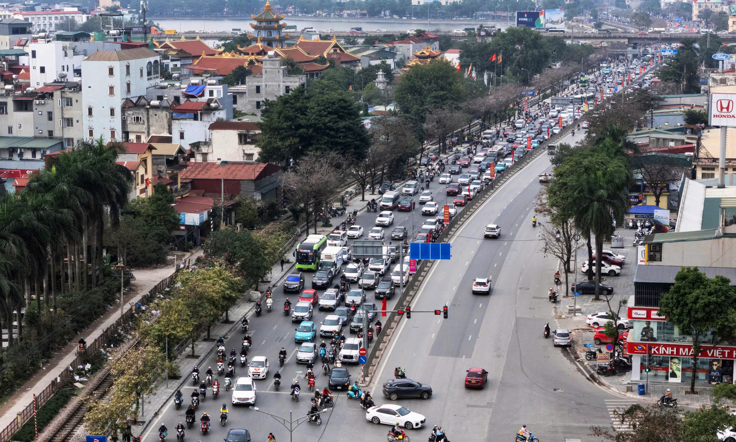 Người dân ùn ùn rời Hà Nội nghỉ tết, đường phố kẹt cứng- Ảnh 9. Người dân ùn ùn rời Hà Nội nghỉ tết, đường phố kẹt cứng- Ảnh 9.