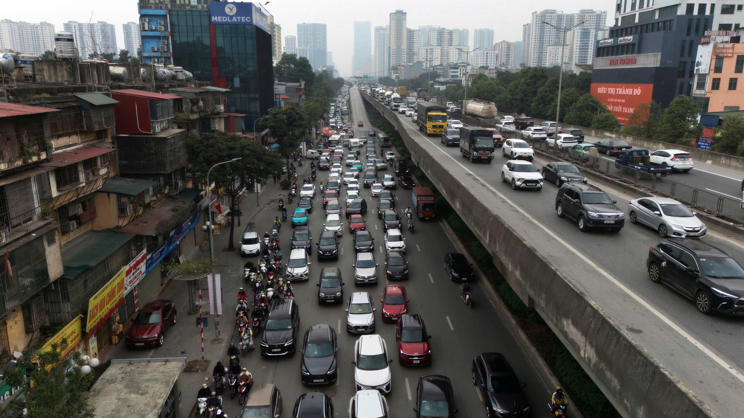 Người dân ùn ùn rời Hà Nội nghỉ tết, đường phố kẹt cứng- Ảnh 1. Người dân ùn ùn rời Hà Nội nghỉ tết, đường phố kẹt cứng- Ảnh 1.