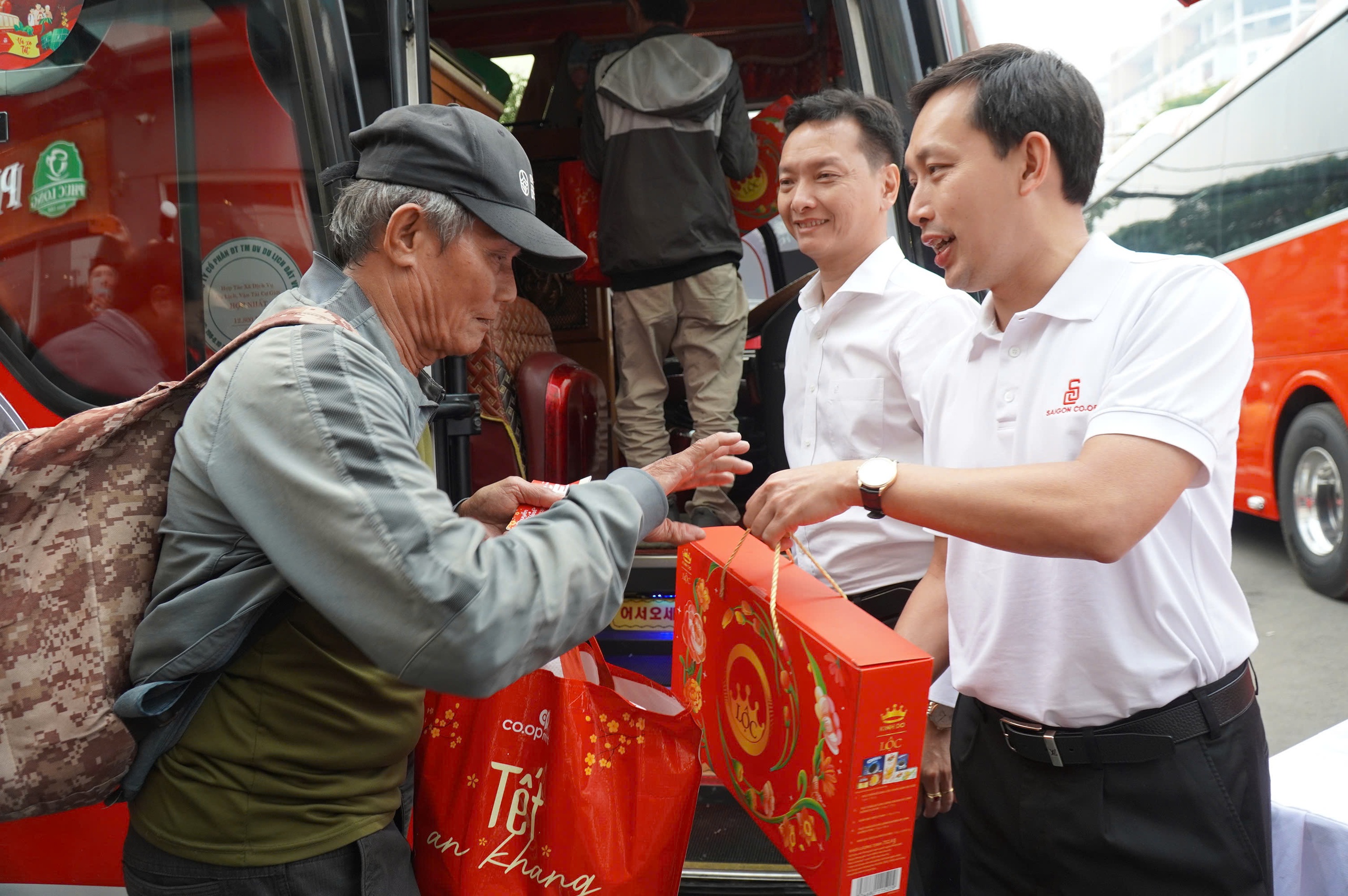 Saigon Co.op khởi hành 'Chuyến xe hạnh phúc' mùa 4 đưa 900 người về quê đón tết- Ảnh 2.
