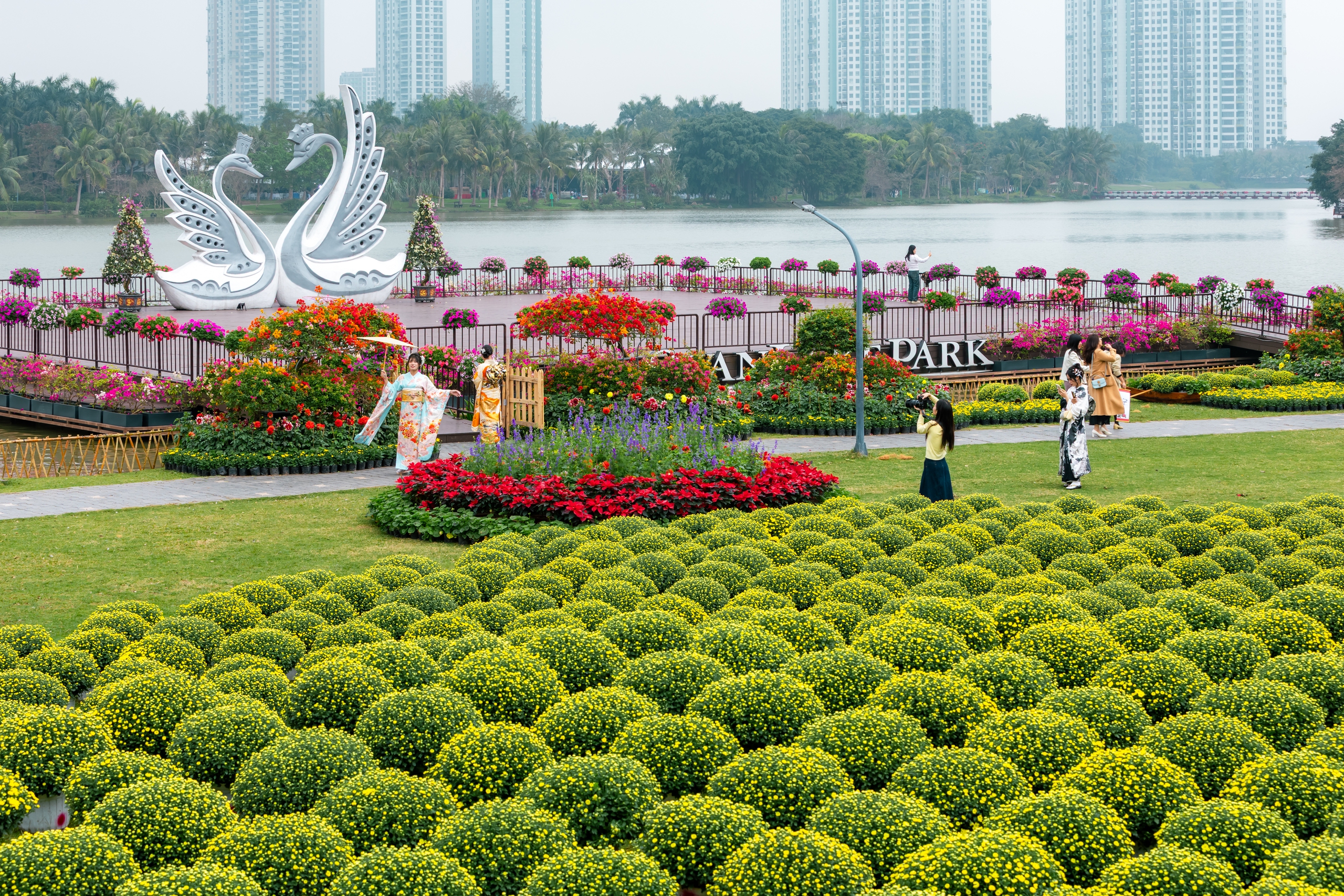 Ecopark tràn ngập sắc hoa các đại đô thị khắp 3 miền dịp Tết Bính Ngọ 2026- Ảnh 1.