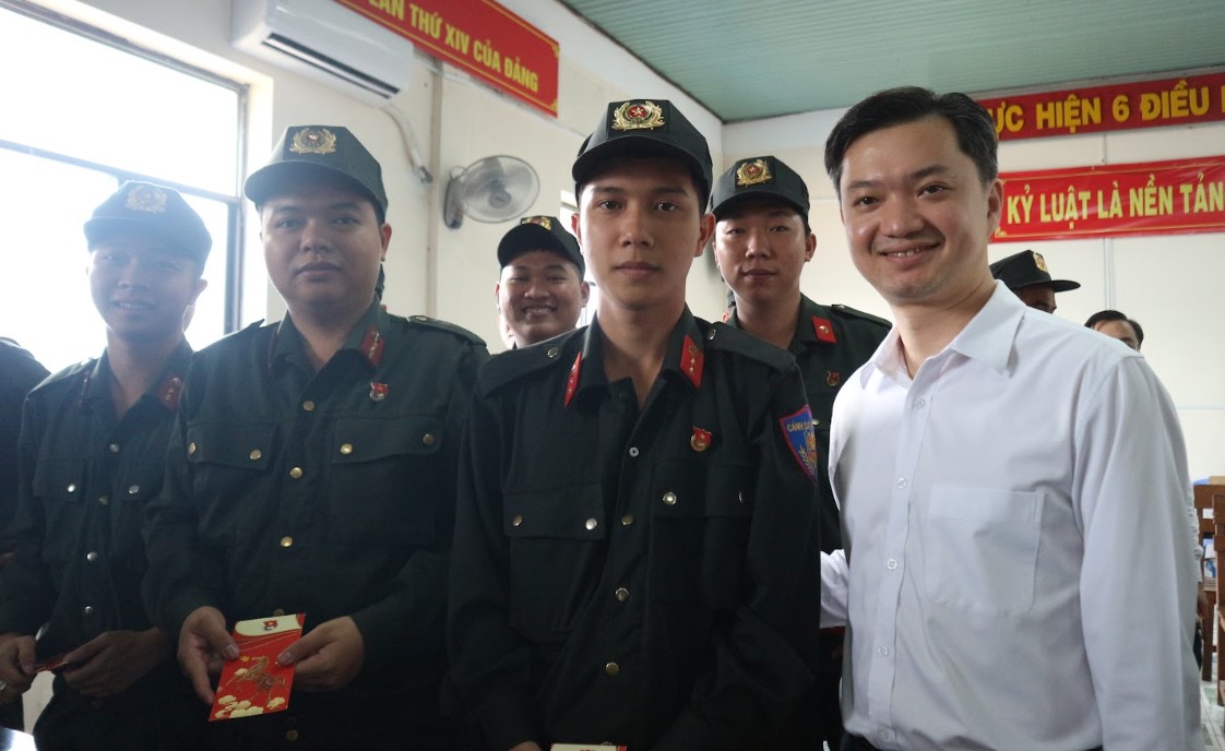 Tri ân những người gác lại việc riêng để làm nhiệm vụ trong những ngày tết- Ảnh 4. Tri ân những người gác lại việc riêng để làm nhiệm vụ trong những ngày tết- Ảnh 4.