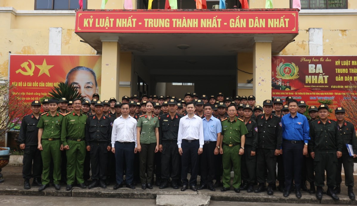 Tri ân những người gác lại việc riêng để làm nhiệm vụ trong những ngày tết- Ảnh 5. Tri ân những người gác lại việc riêng để làm nhiệm vụ trong những ngày tết- Ảnh 5.