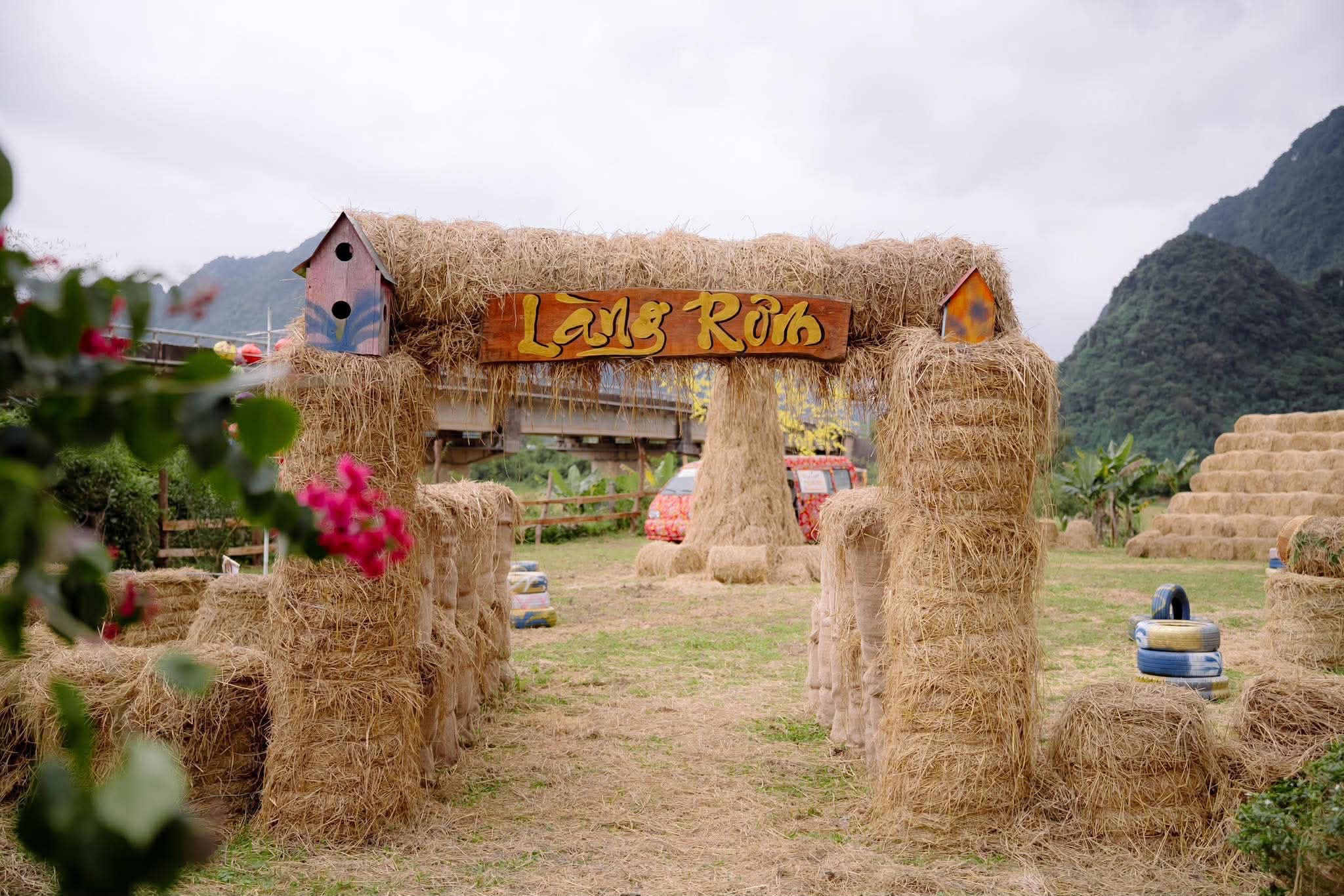 Thú vị điểm 'check-in' tết với 400 cuộn rơm tại Quảng Trị- Ảnh 2. Thú vị điểm 'check-in' tết với 400 cuộn rơm tại Quảng Trị- Ảnh 2.