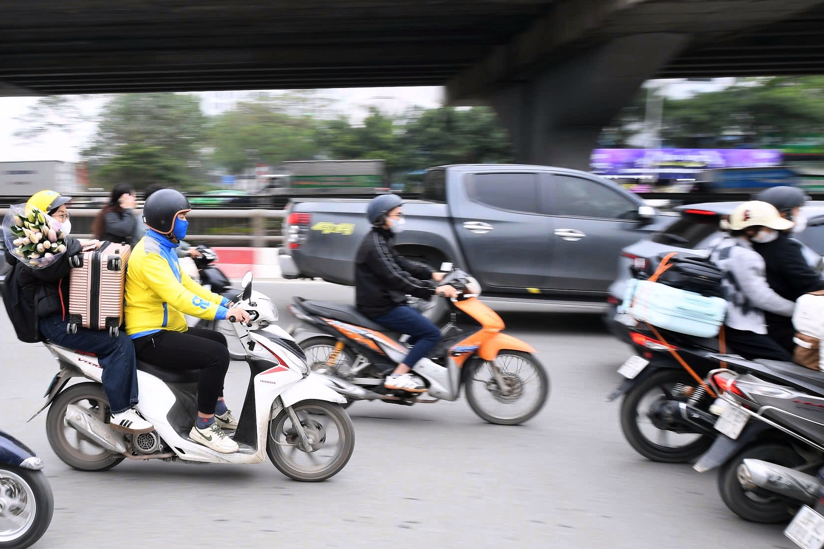 Người dân ùn ùn rời Hà Nội nghỉ tết, đường phố kẹt cứng- Ảnh 5. Người dân ùn ùn rời Hà Nội nghỉ tết, đường phố kẹt cứng- Ảnh 5.