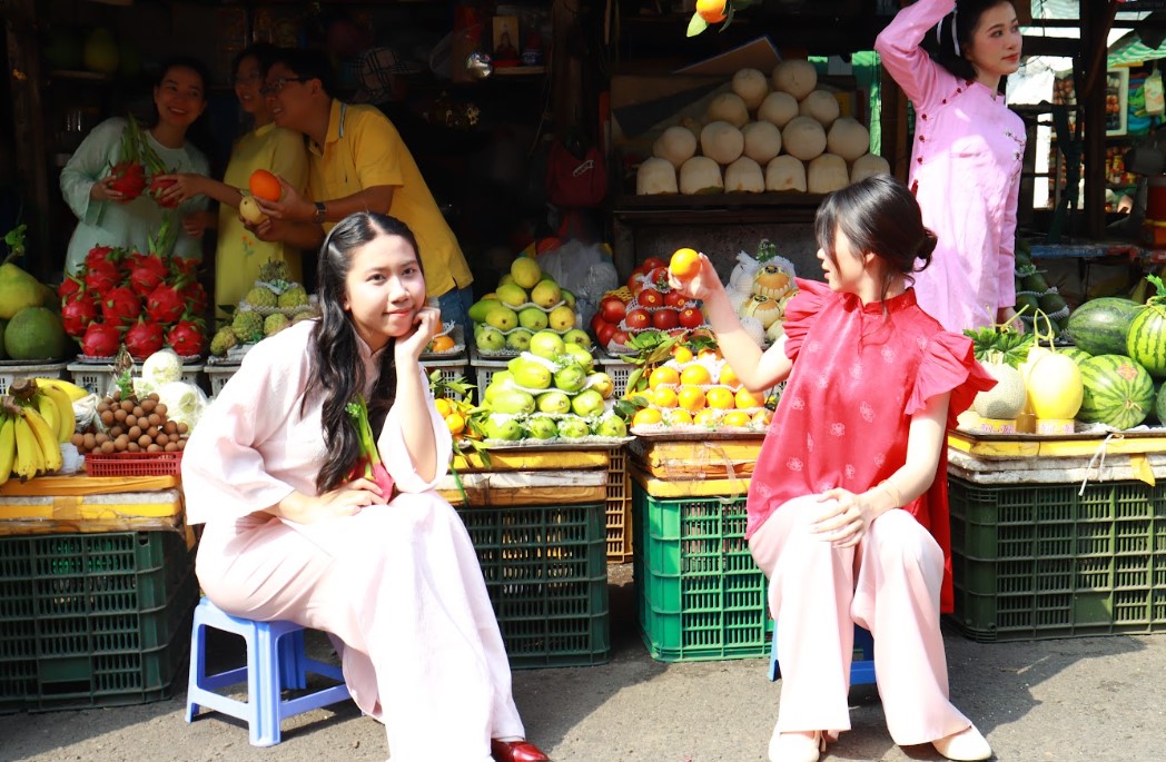 Nhiều người đổ xô ra sạp trái cây, tiệm nước sâm… chụp ảnh tết - Ảnh 1.