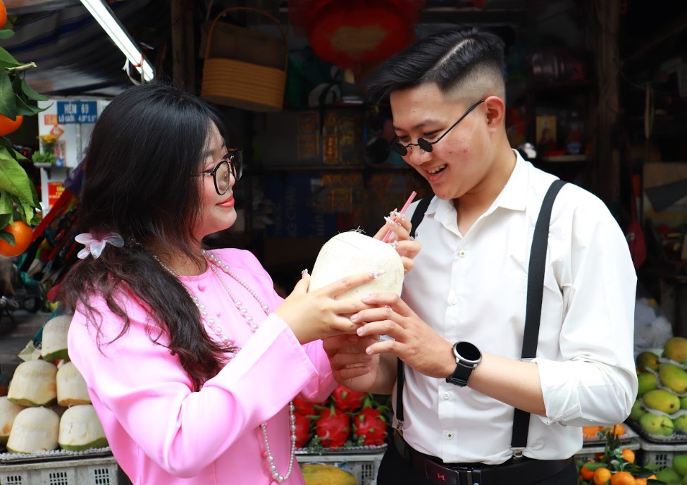 Nhiều người đổ xô ra sạp trái cây, tiệm nước sâm… chụp ảnh tết - Ảnh 2.