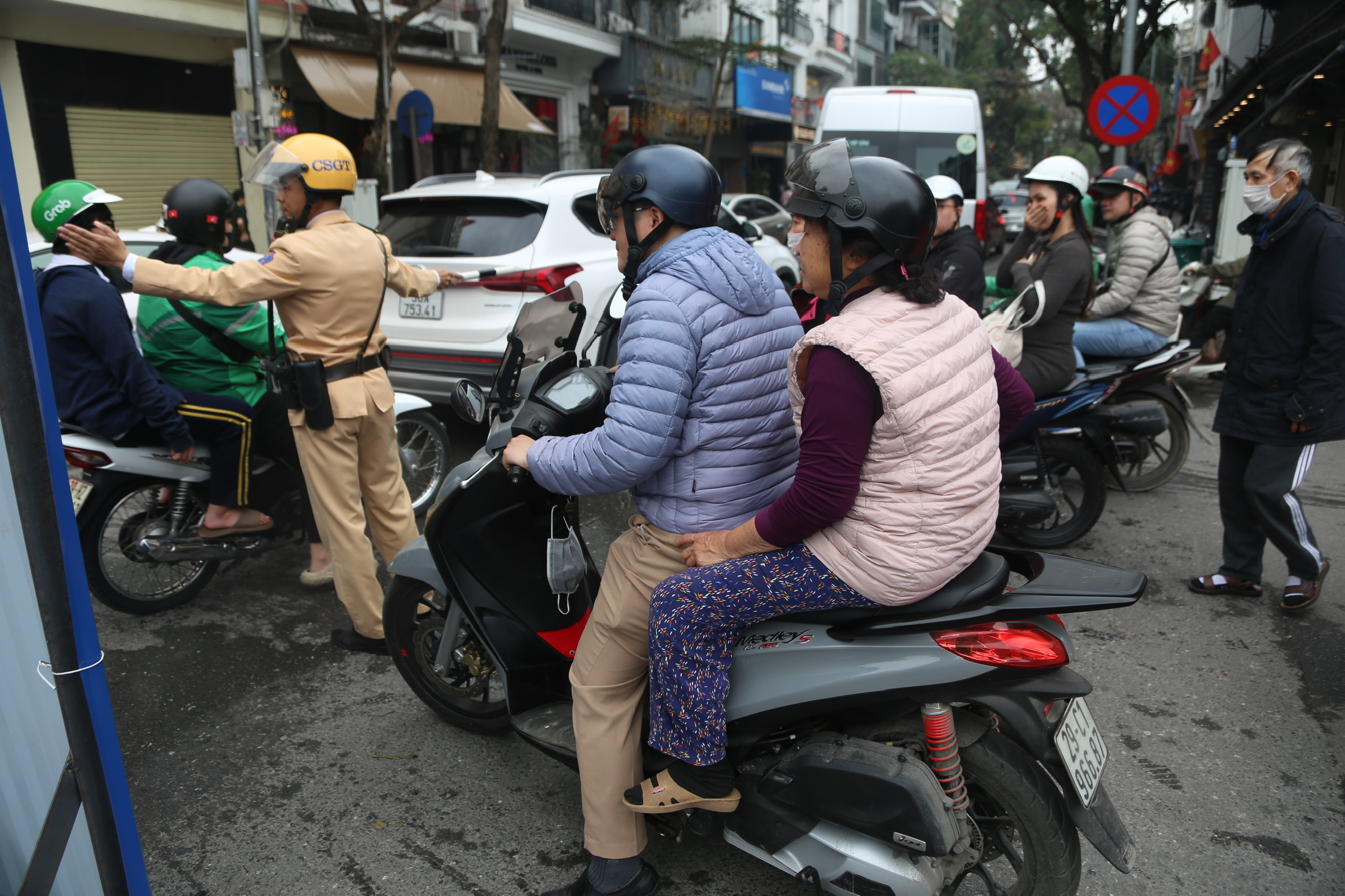 Hà Nội: Dựng 'lô cốt' xây bể ngầm cận tết, giao thông phố cổ ngột ngạt- Ảnh 7. Hà Nội: Dựng 'lô cốt' xây bể ngầm cận tết, giao thông phố cổ ngột ngạt- Ảnh 7.