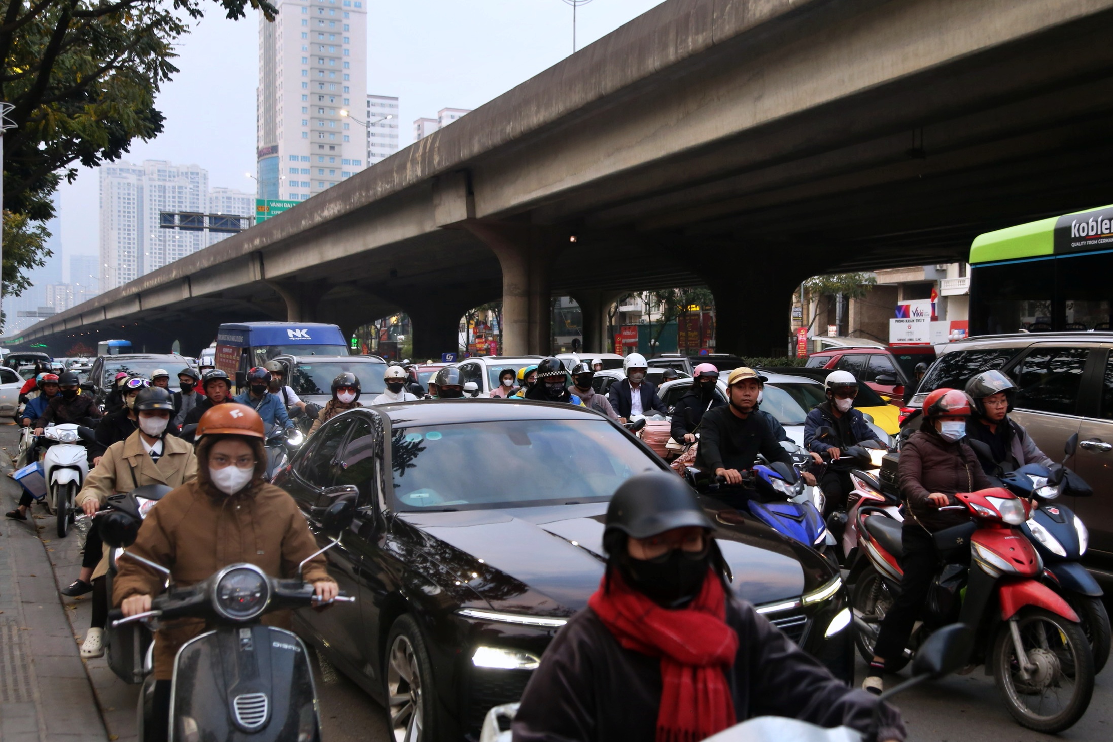 Người dân ùn ùn rời Hà Nội nghỉ tết, đường phố kẹt cứng- Ảnh 7. Người dân ùn ùn rời Hà Nội nghỉ tết, đường phố kẹt cứng- Ảnh 7.