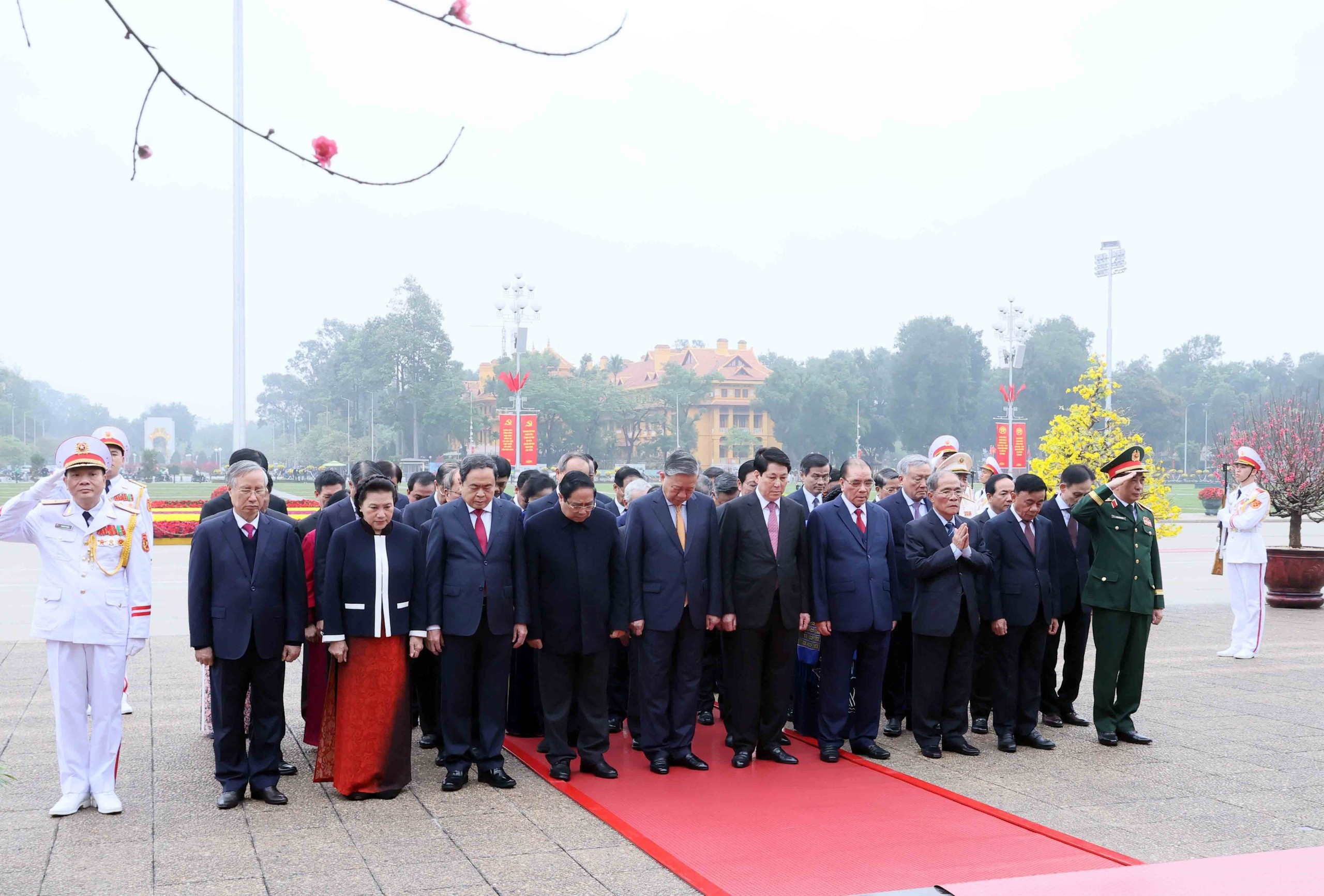 L&atilde;nh đạo Đảng, Nh&agrave; nước viếng Chủ tịch Hồ Ch&iacute; Minh- Ảnh 2.