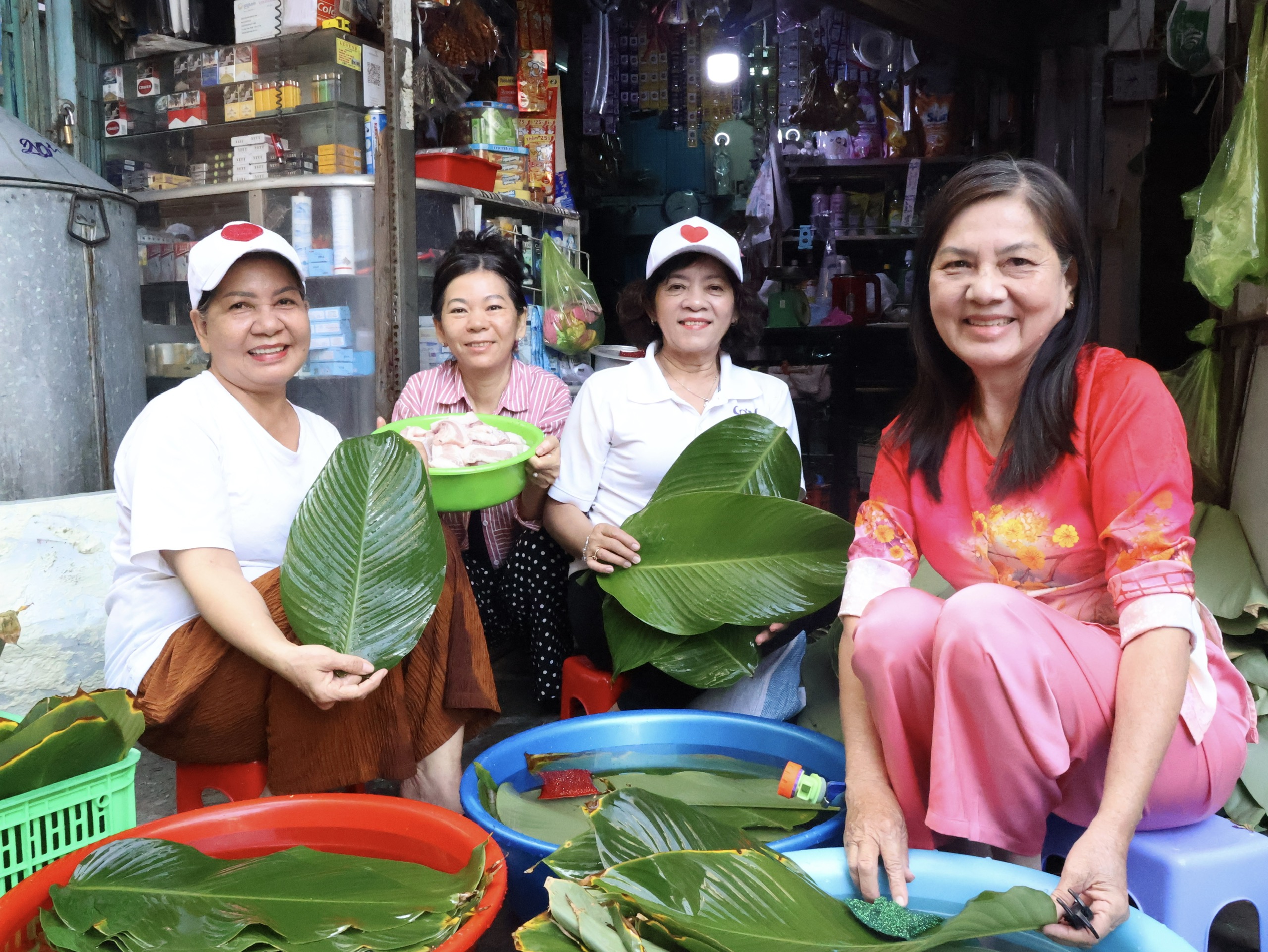 Thức trắng 4 đêm, gói hơn 800 bánh chưng 'trao tết' cho bà con khó khăn - Ảnh 1.