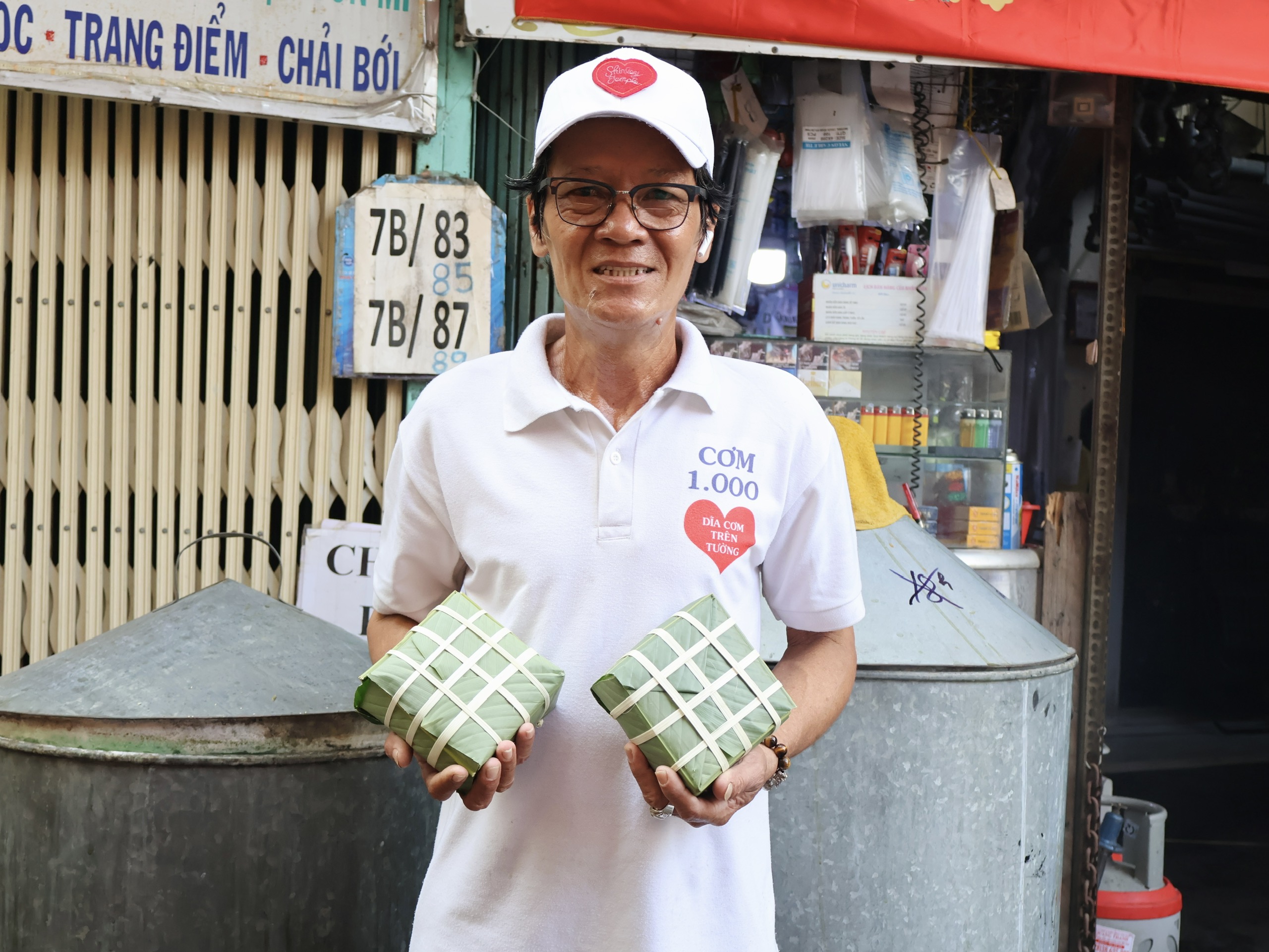 Thức trắng 4 đêm, gói hơn 800 bánh chưng 'trao tết' cho bà con khó khăn - Ảnh 2.