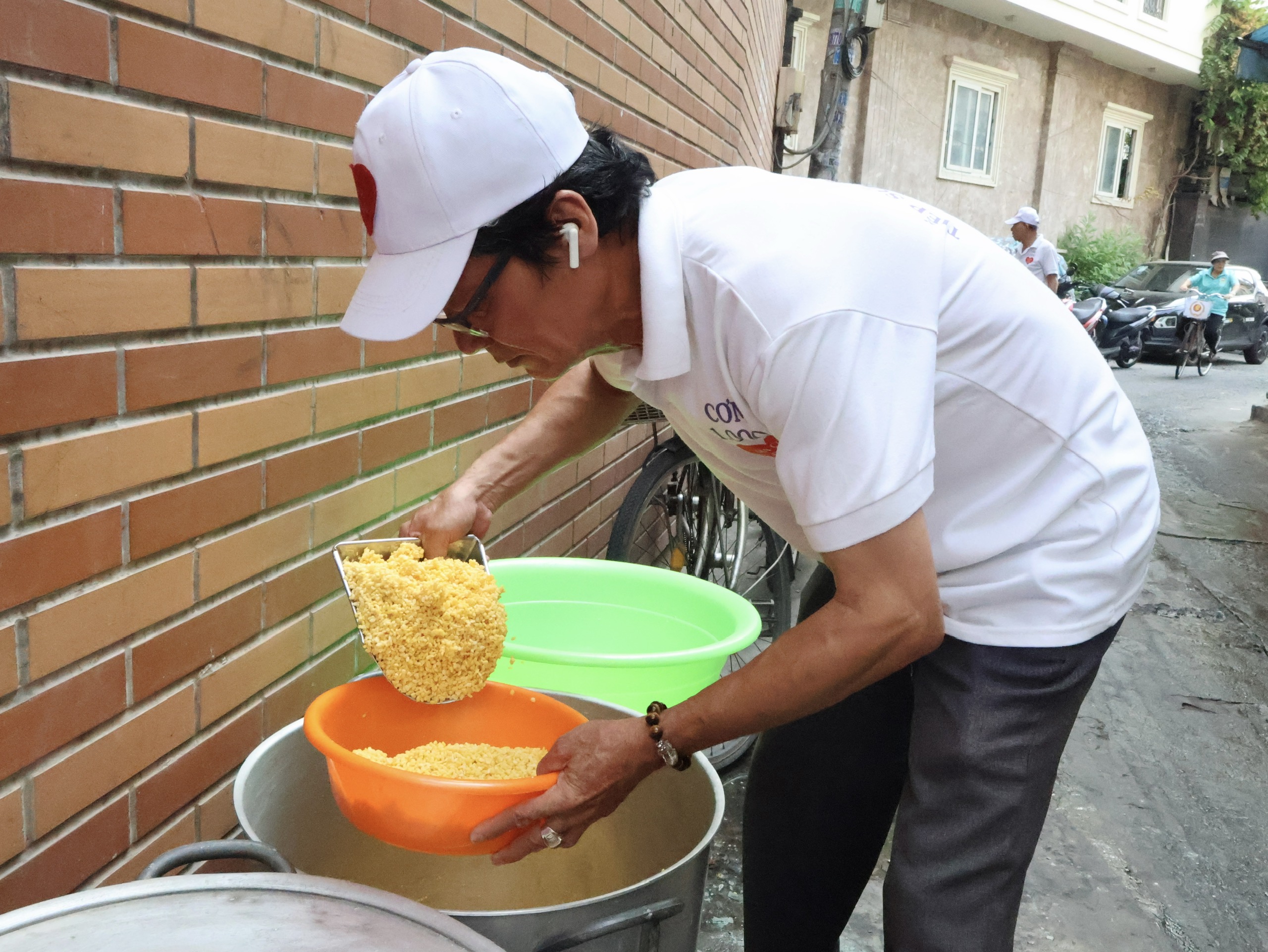 Thức trắng 4 đêm, gói hơn 800 bánh chưng 'trao tết' cho bà con khó khăn - Ảnh 3.